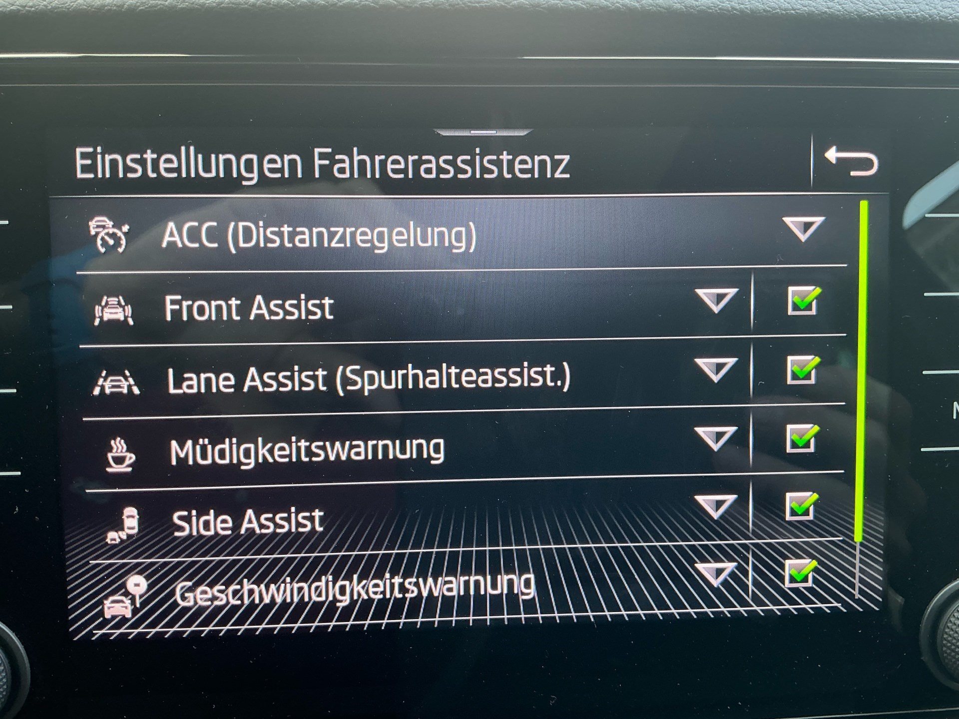 SKODA Karoq Sportline 4x4 *** PANORAMADACH & ANHÄNGERKUPPLUNG ***-image-20