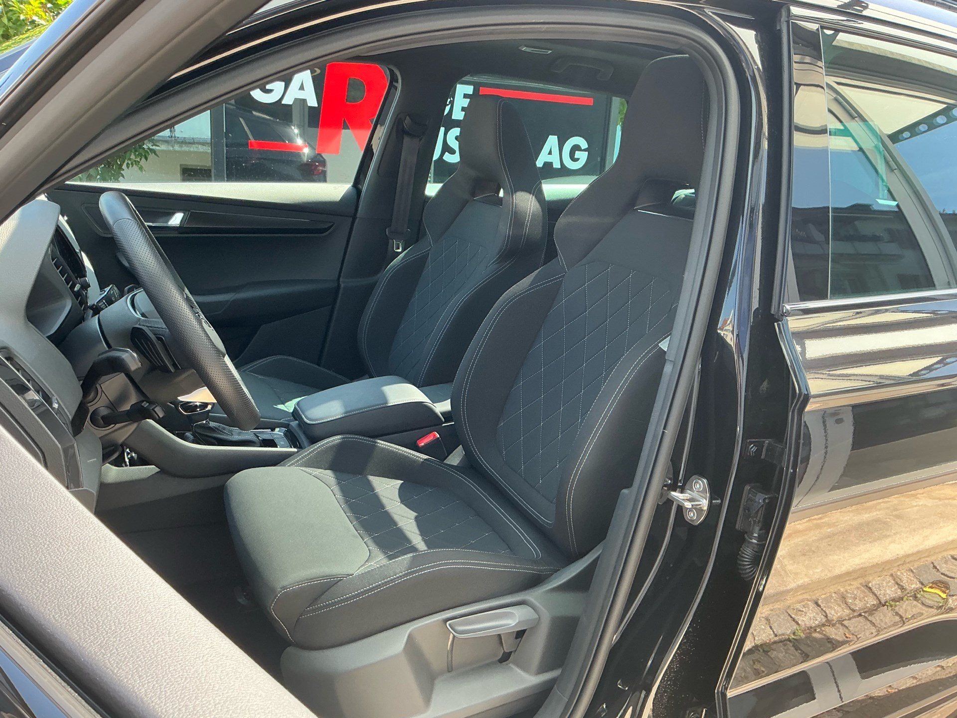 SKODA Karoq Sportline 4x4 *** PANORAMADACH & ANHÄNGERKUPPLUNG ***-image-7