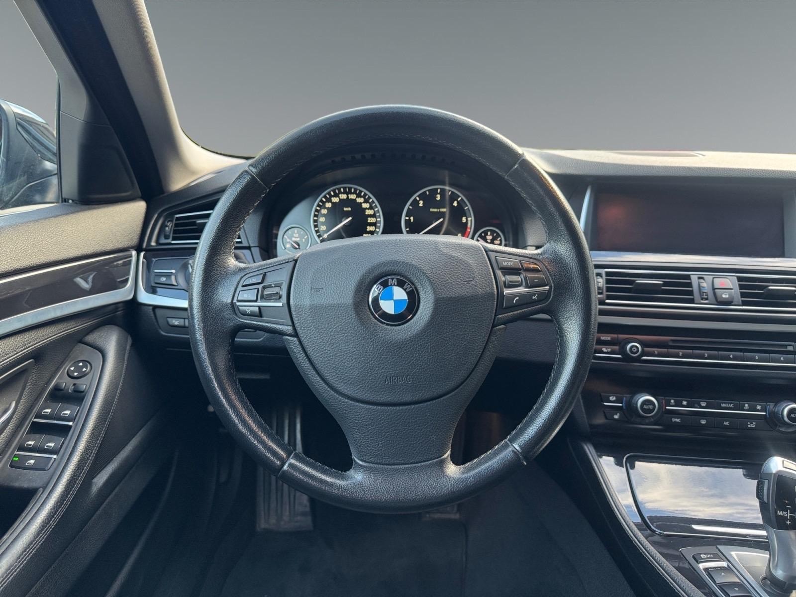 BMW 530d Touring xDrive Steptronic *MIT MFK*AB SERVICE*STANDHEIZUNG*-image-10