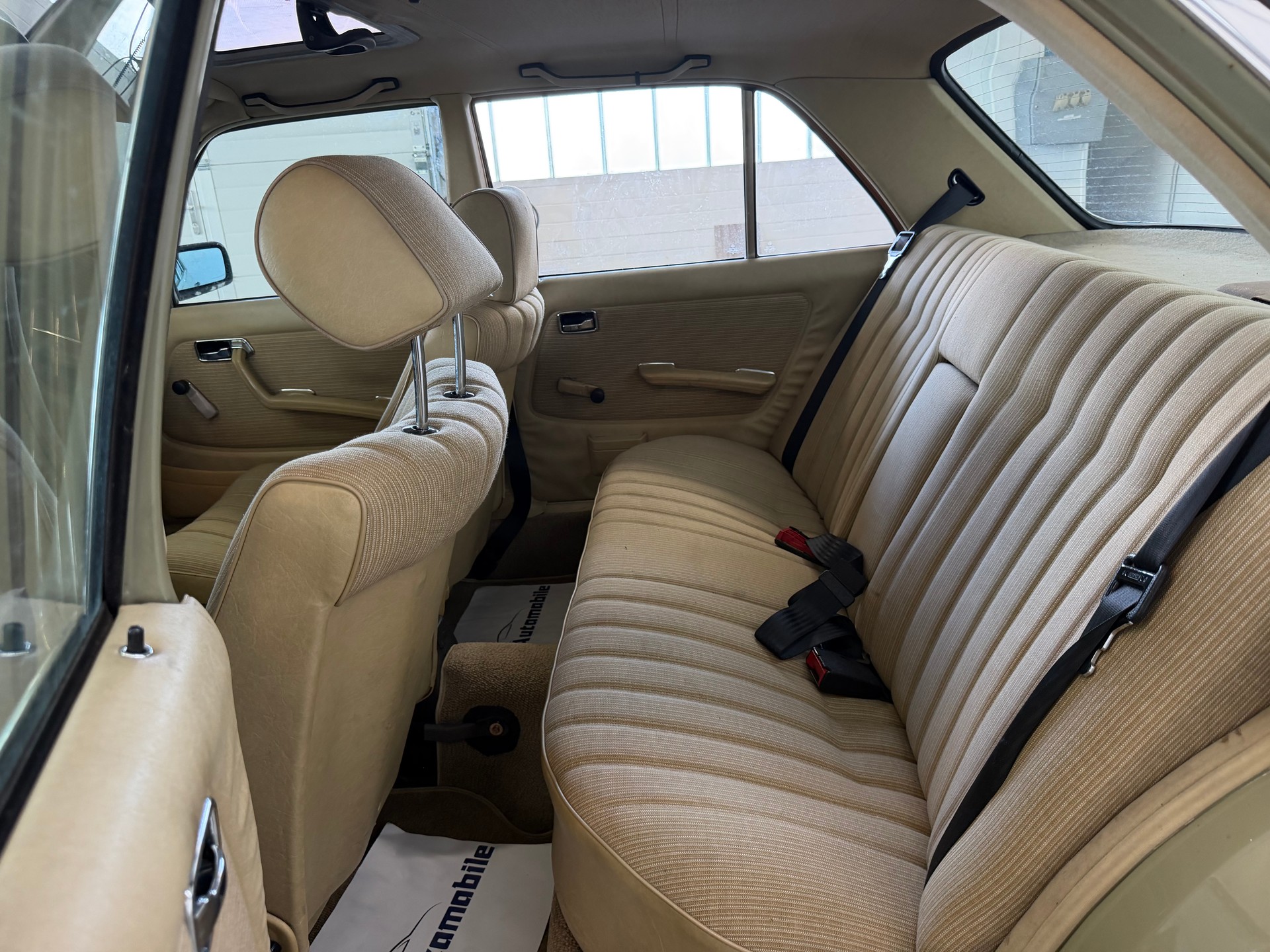 MERCEDES-BENZ 240 D-image-9
