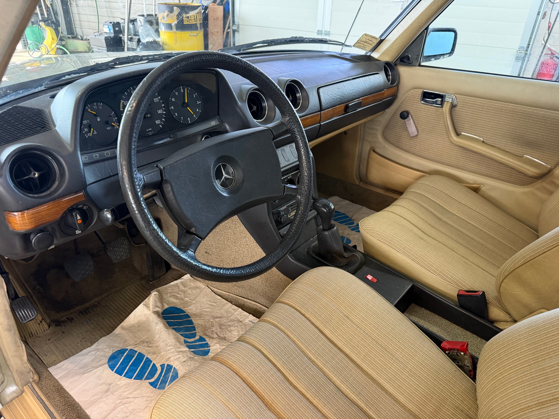 MERCEDES-BENZ 240 D-image-7
