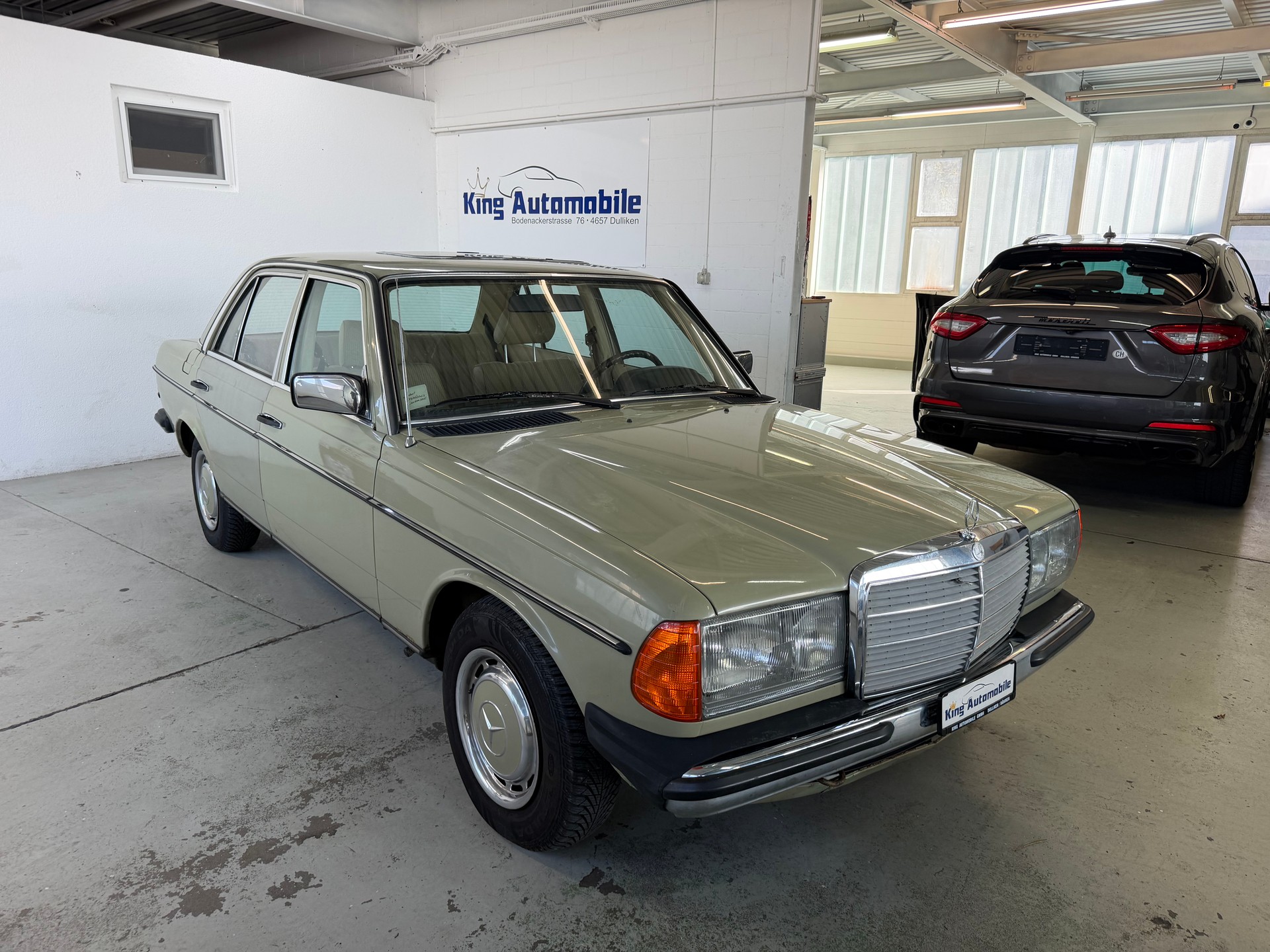MERCEDES-BENZ 240 D-image-0