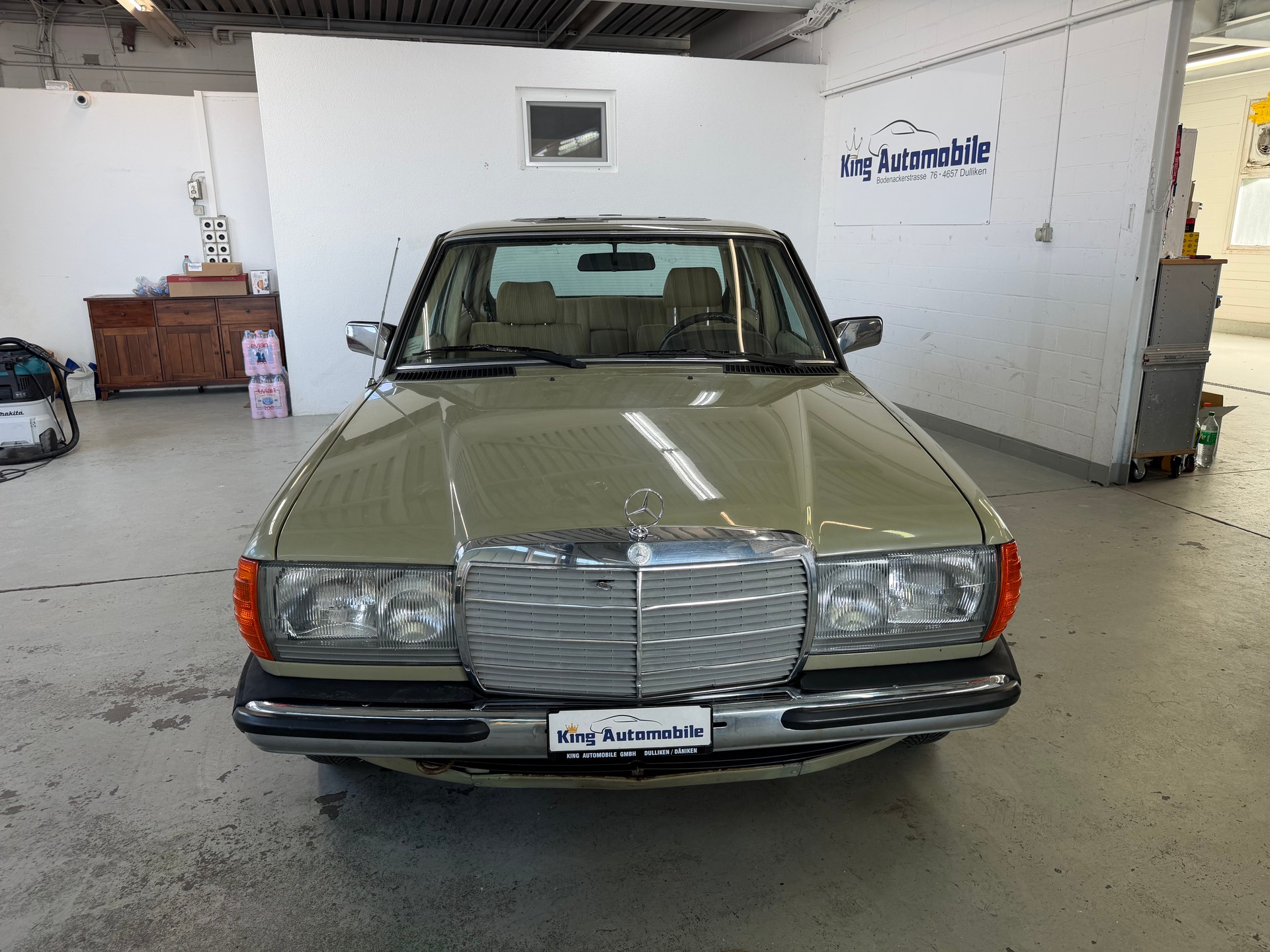 MERCEDES-BENZ 240 D-image-2