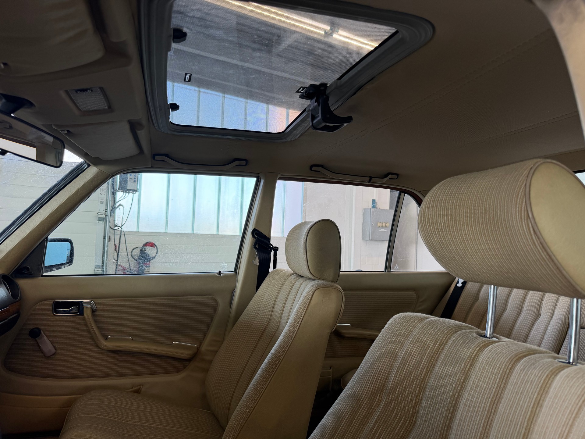 MERCEDES-BENZ 240 D-image-11