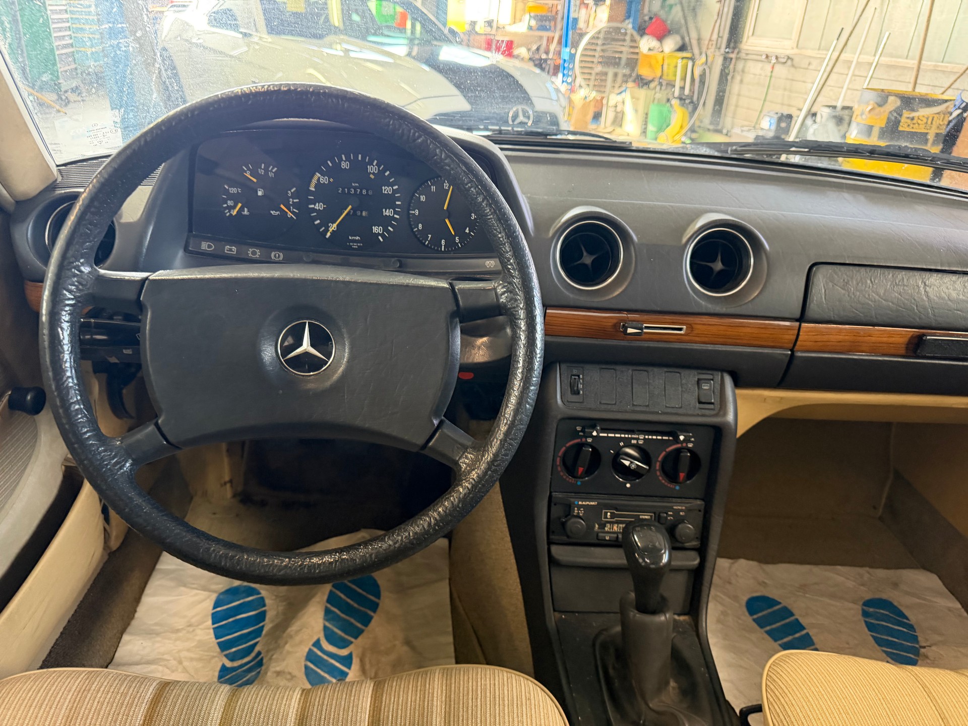 MERCEDES-BENZ 240 D-image-12