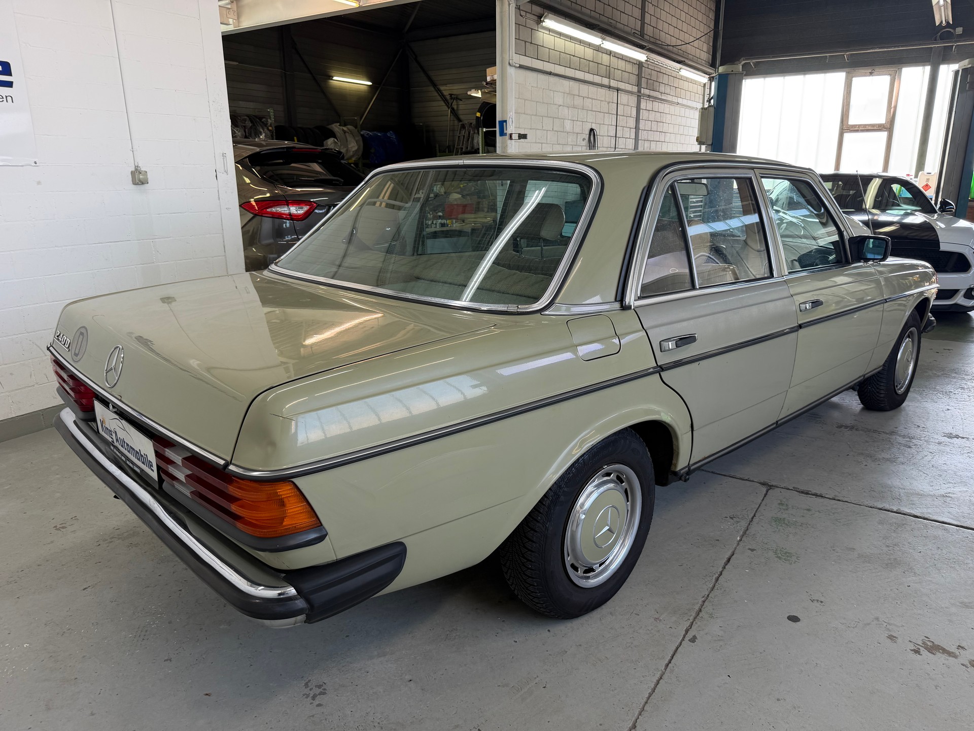 MERCEDES-BENZ 240 D-image-6