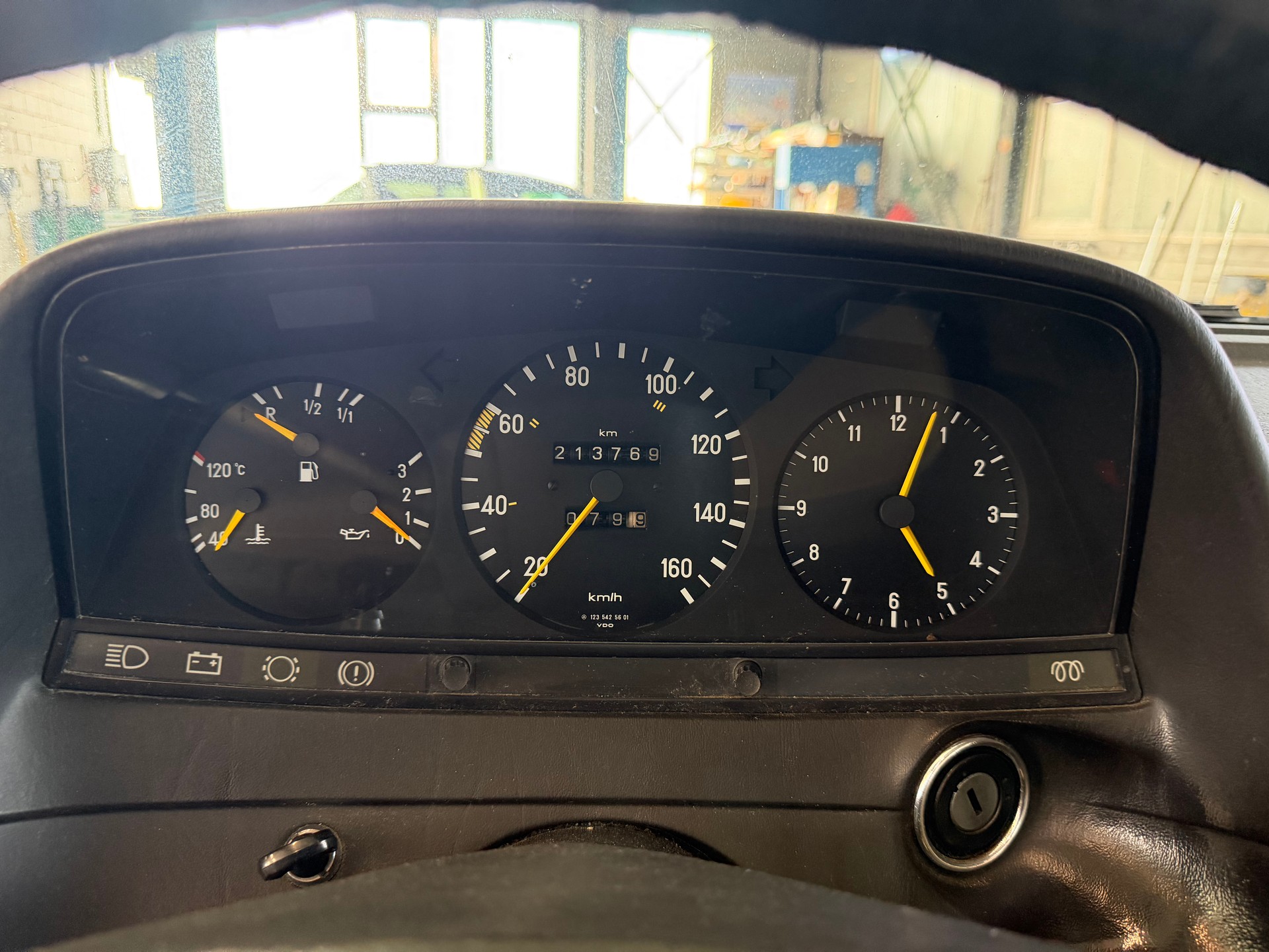 MERCEDES-BENZ 240 D-image-13