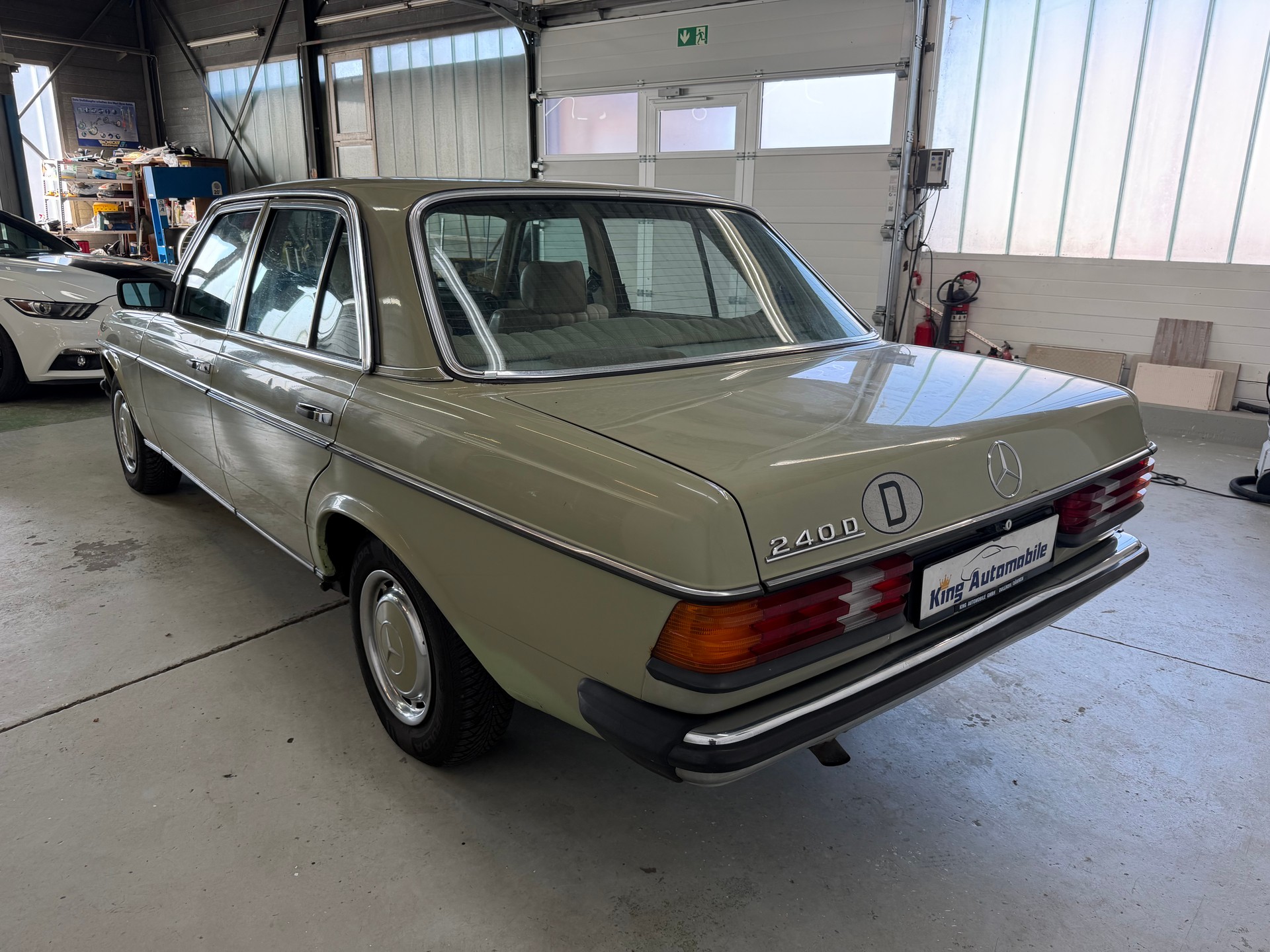 MERCEDES-BENZ 240 D-image-4