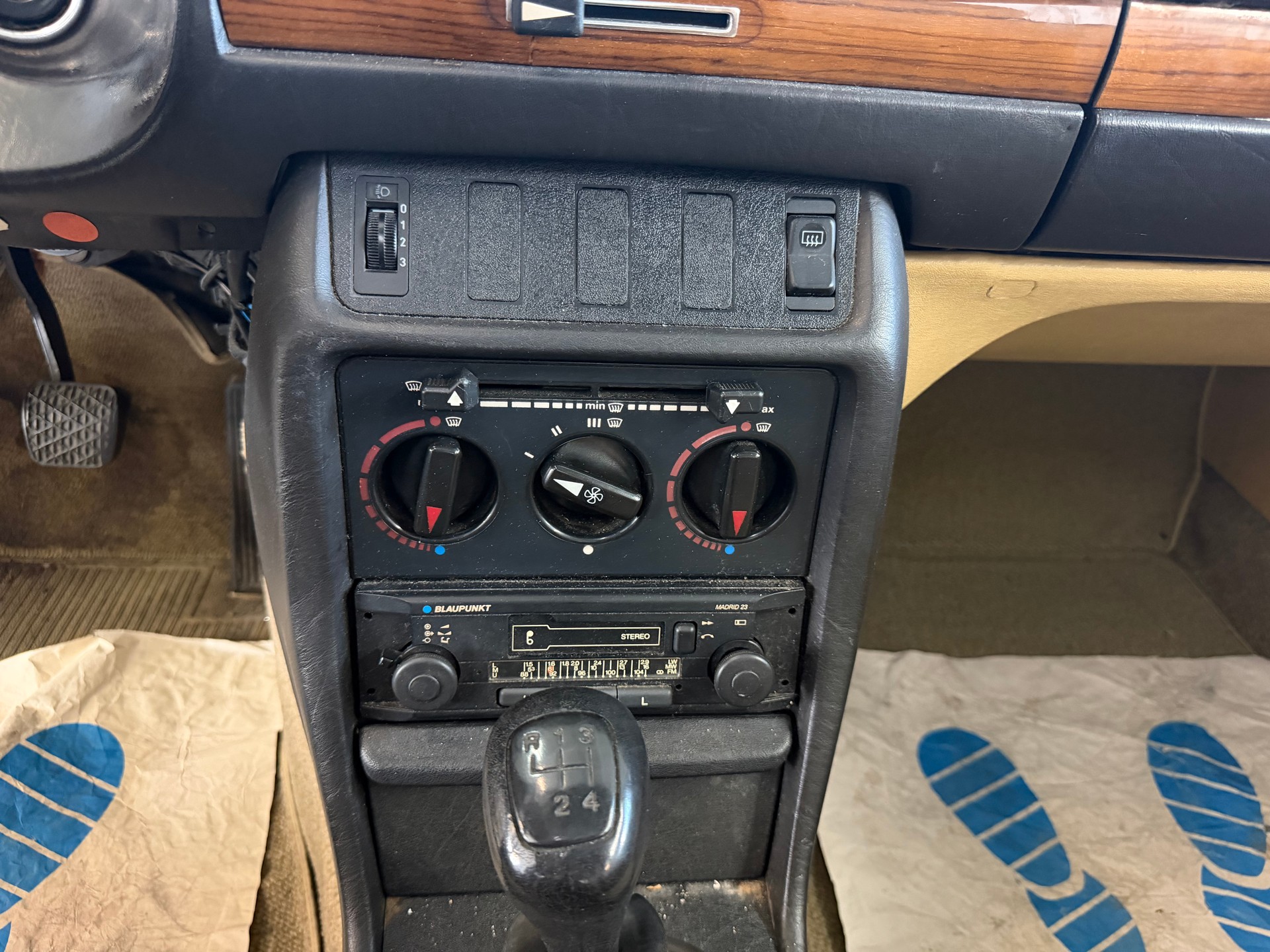 MERCEDES-BENZ 240 D-image-14
