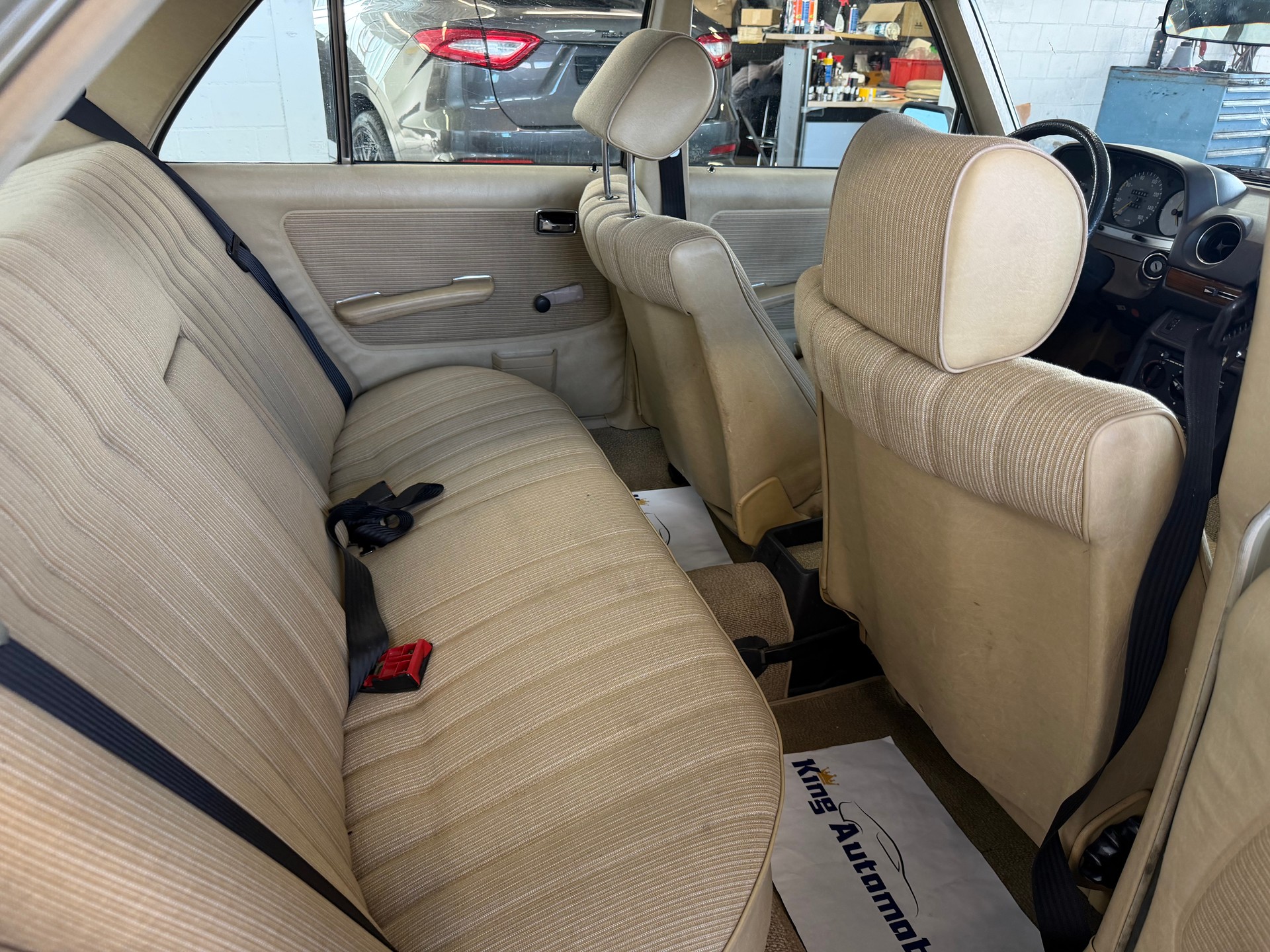 MERCEDES-BENZ 240 D-image-10