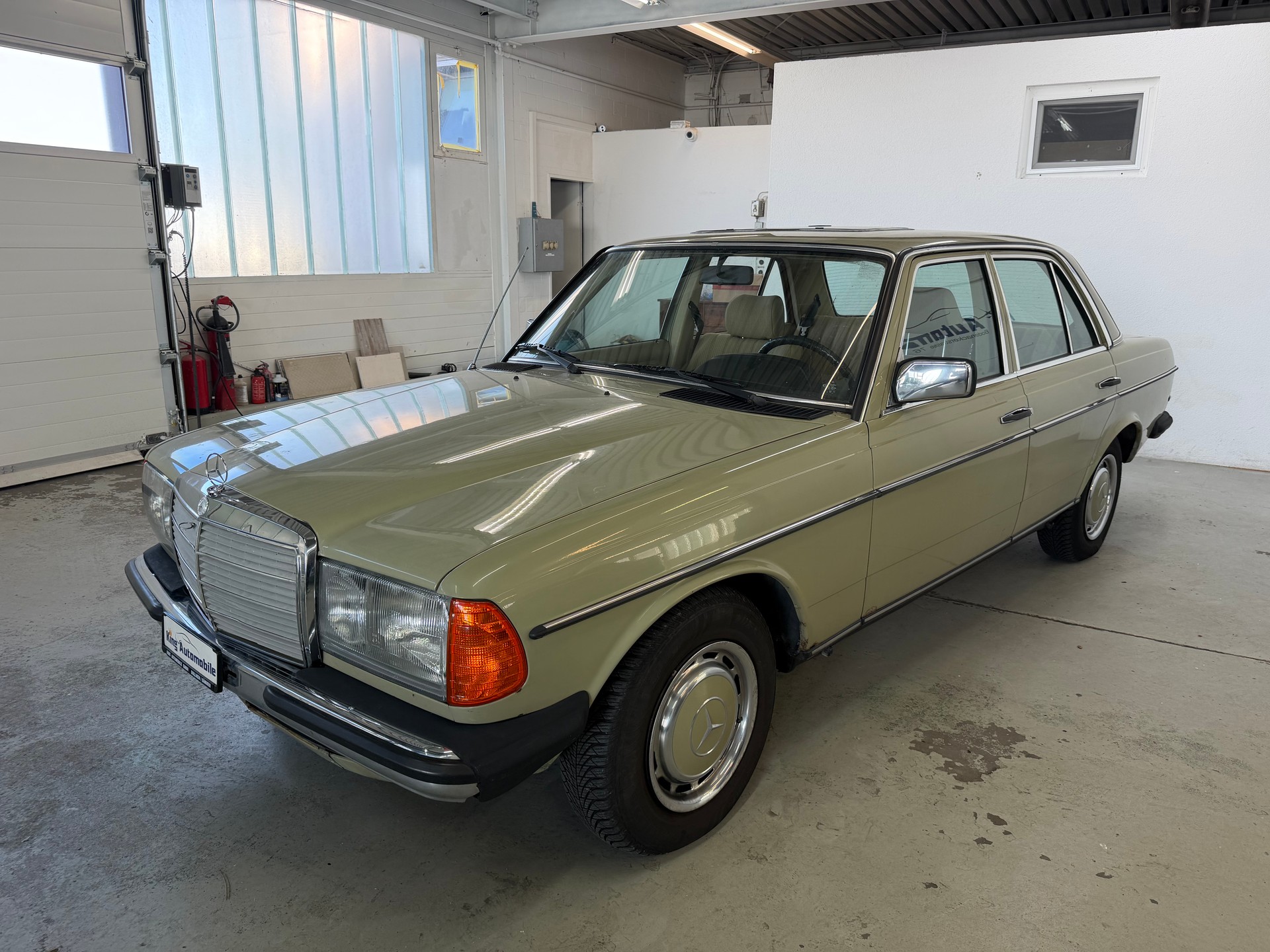 MERCEDES-BENZ 240 D-image-1