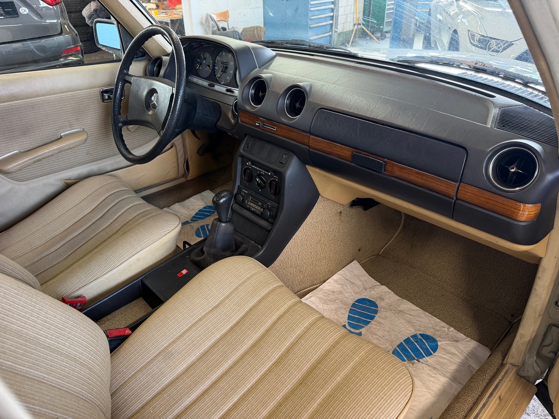 MERCEDES-BENZ 240 D-image-8