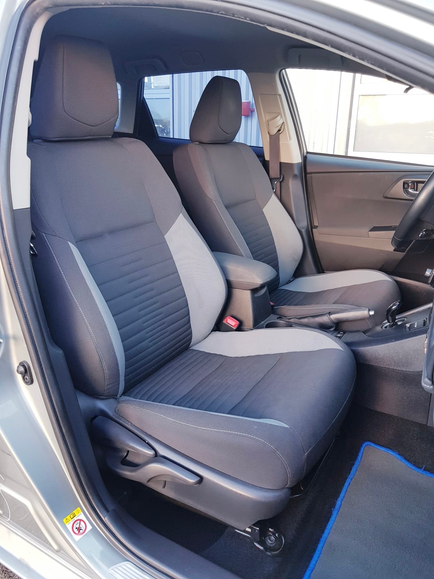 TOYOTA Auris Touring Sports 1.8 HSD Terra e-CVT EDITION S-image-13