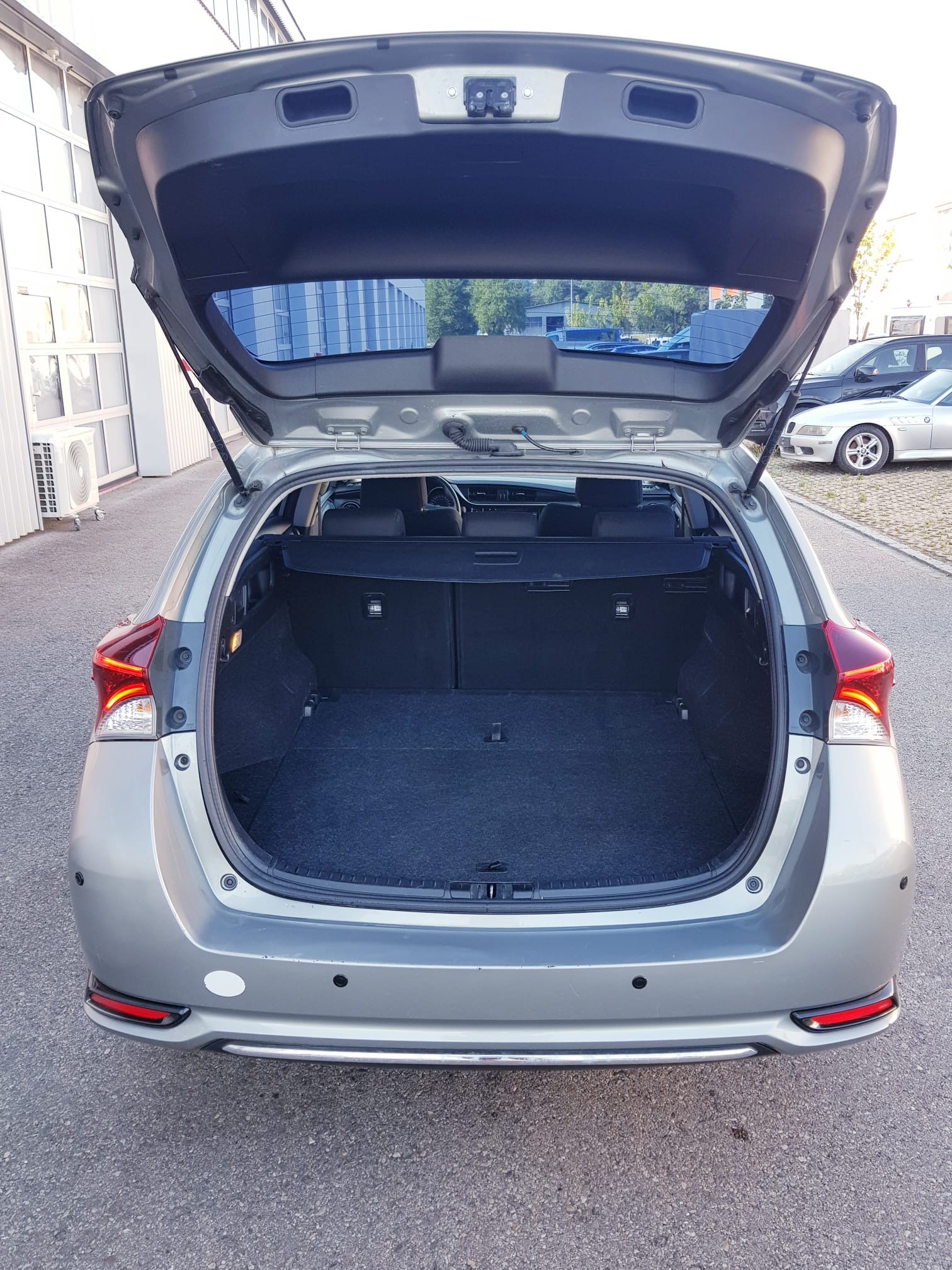 TOYOTA Auris Touring Sports 1.8 HSD Terra e-CVT EDITION S-image-8