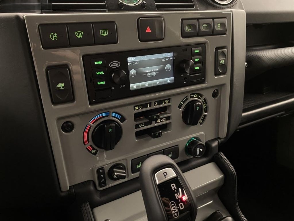 LAND ROVER Defender 110 ISLAY EDITION-image-16
