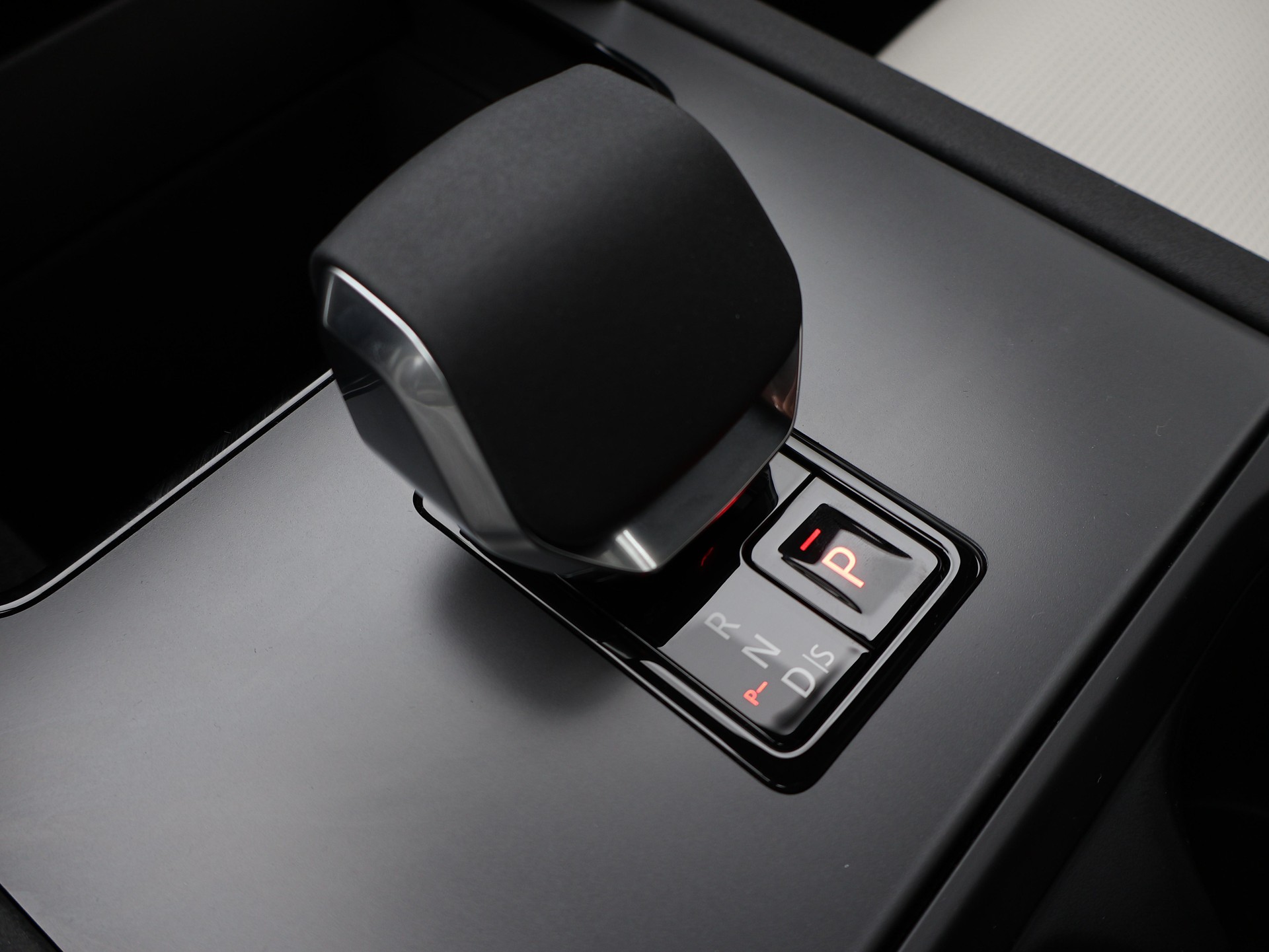 LAND ROVER Discovery Sport 1.5 T 270e Dynamic HSE-image-14