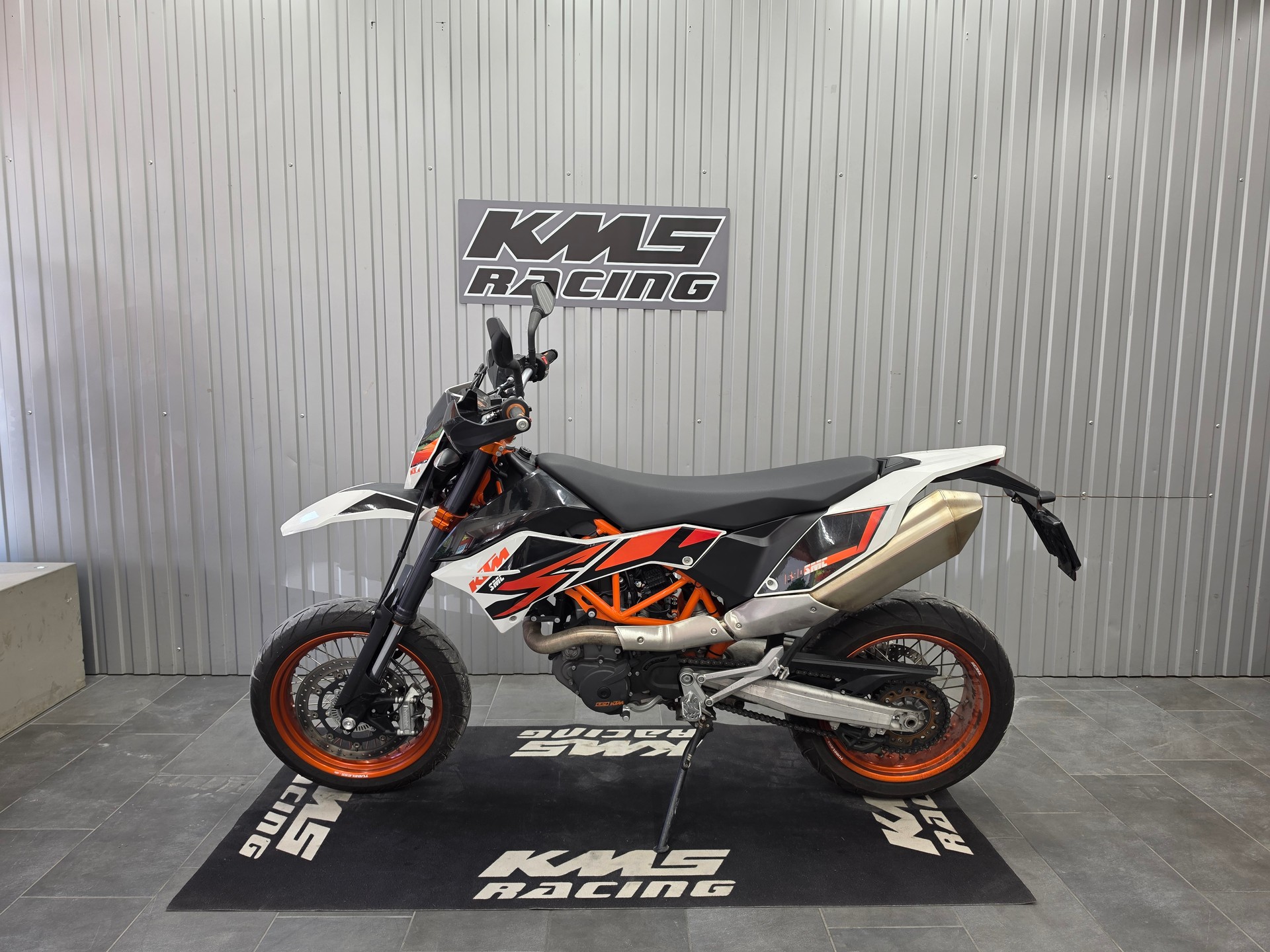 KTM 690 SMC R-showroom-element-1