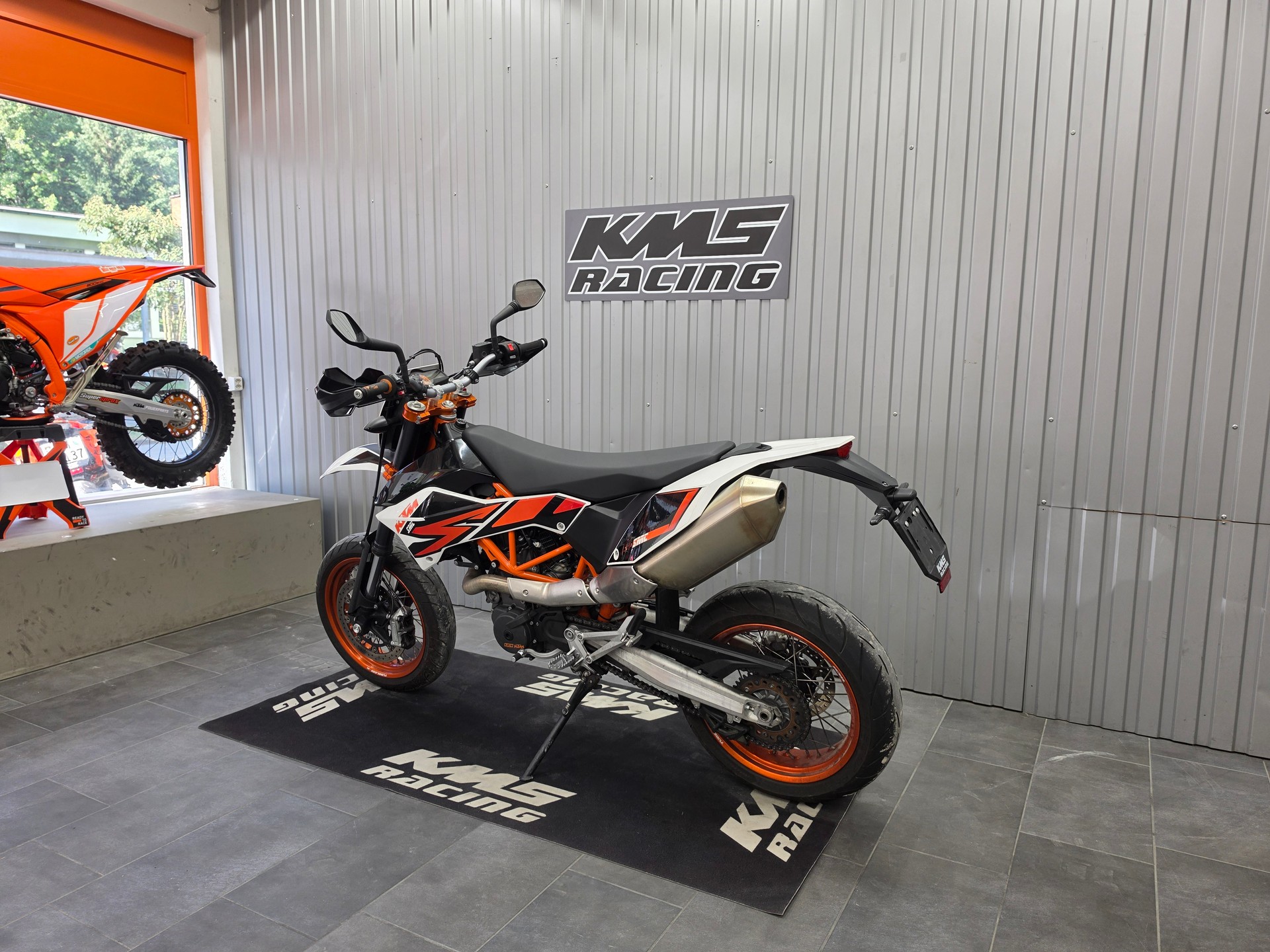 KTM 690 SMC R-showroom-element-3