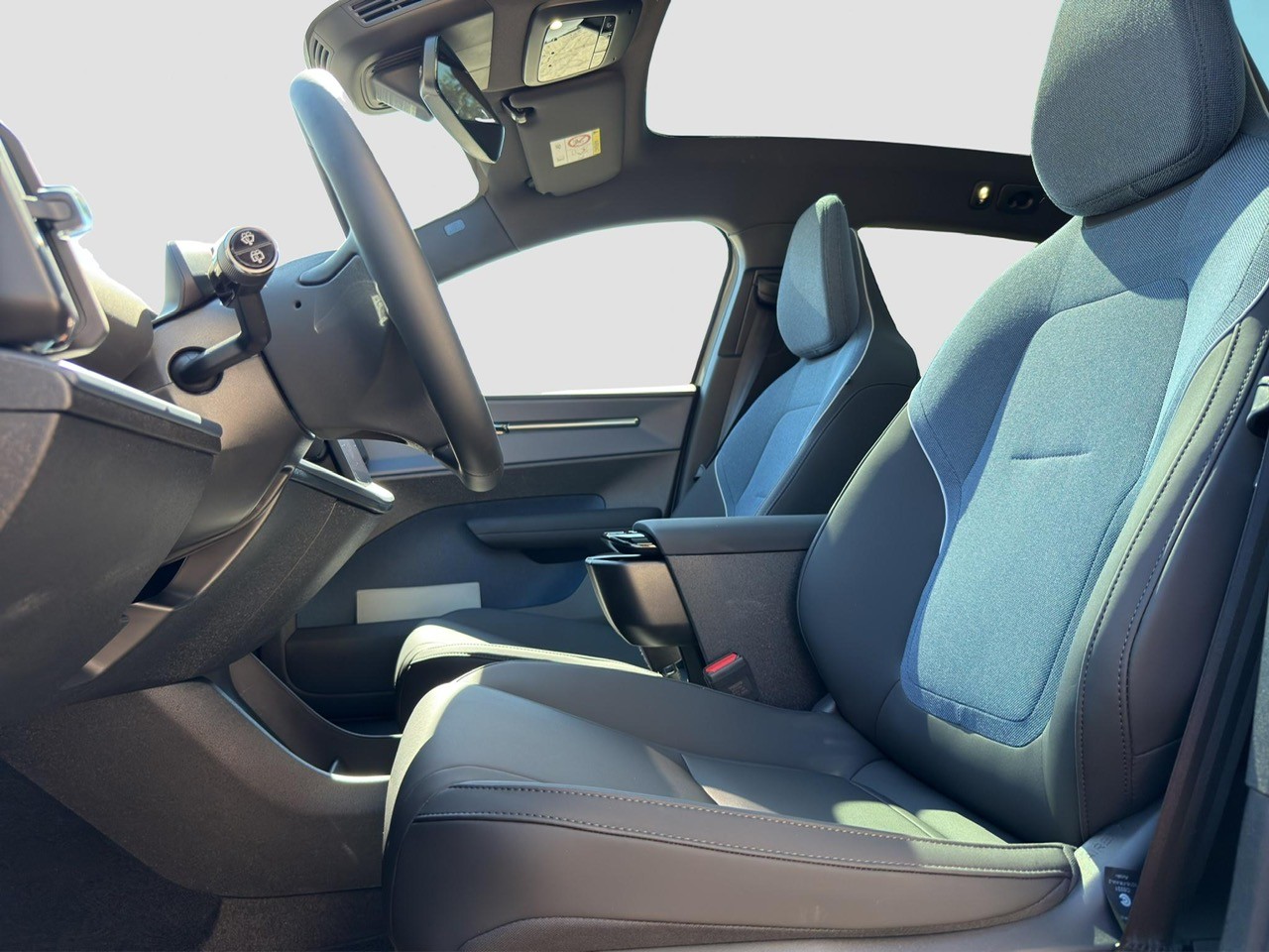 VOLVO EX30 Cross Country P8 69 kWh AWD Ultra-image-12