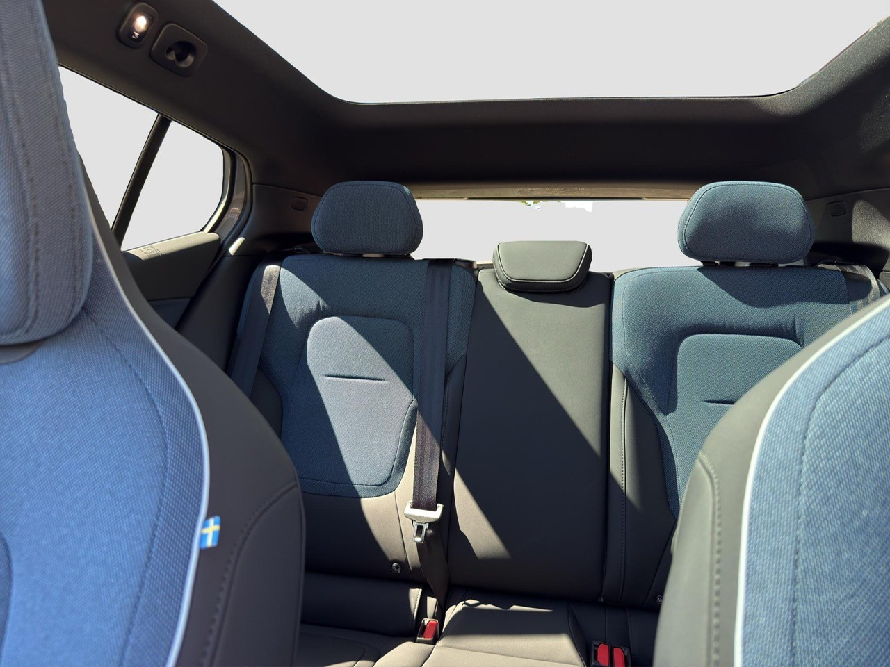 VOLVO EX30 Cross Country P8 69 kWh AWD Ultra-image-10