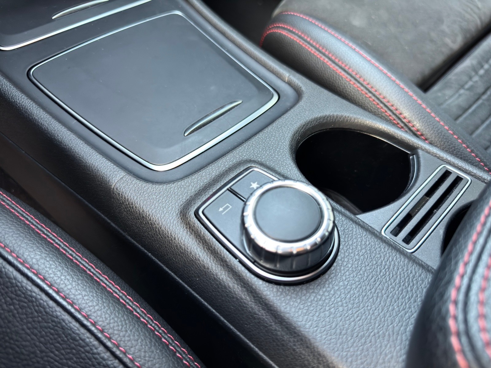 MERCEDES-BENZ GLA 200 AMG Line 7G-DCT-image-16