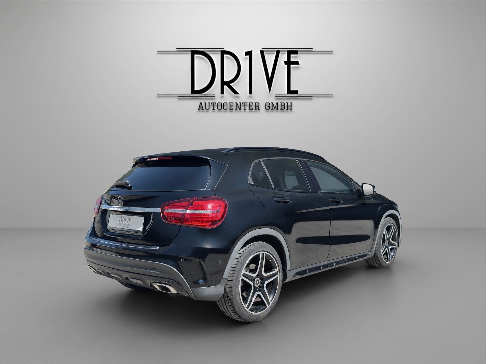 MERCEDES-BENZ GLA 200 AMG Line 7G-DCT-image-4