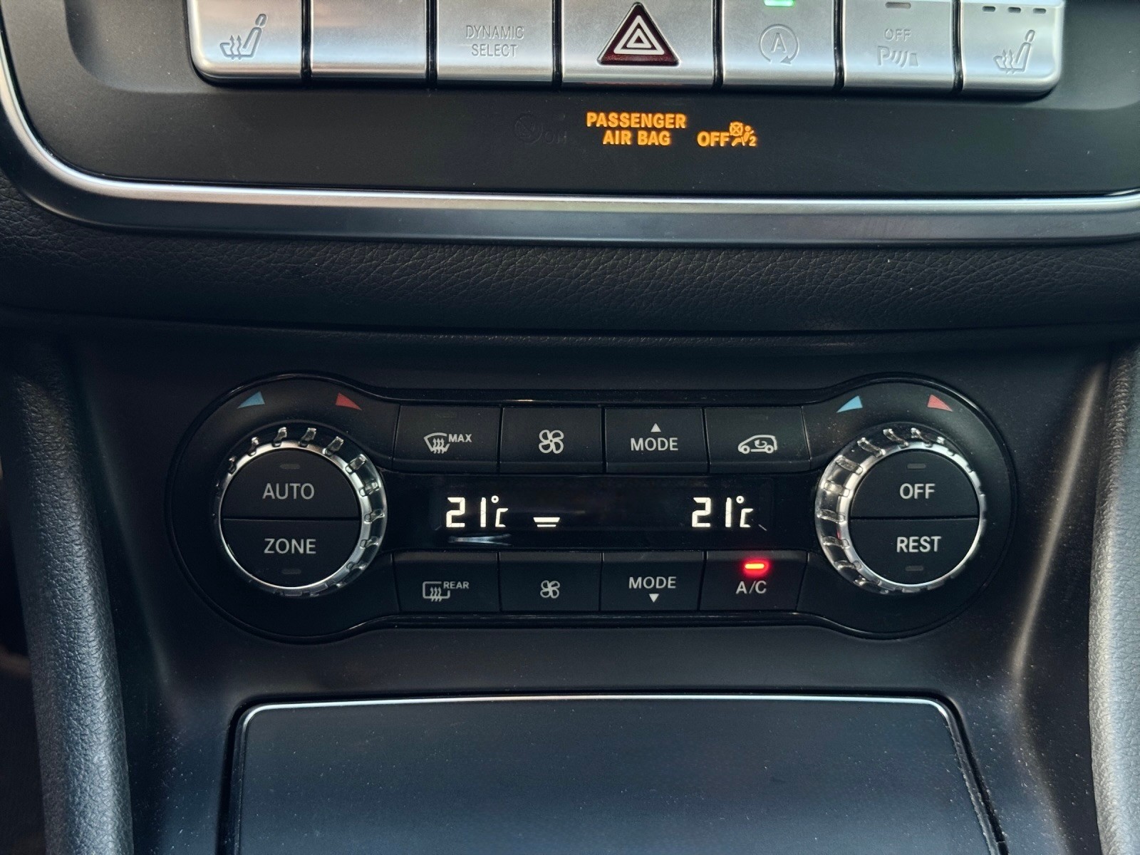 MERCEDES-BENZ GLA 200 AMG Line 7G-DCT-image-18