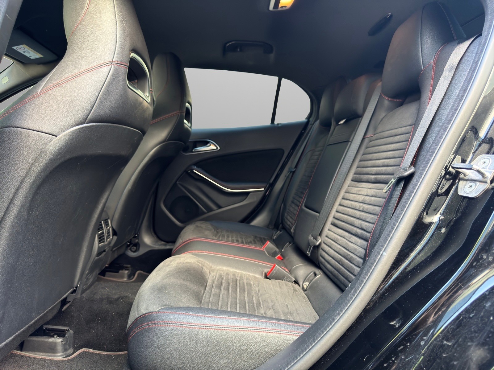 MERCEDES-BENZ GLA 200 AMG Line 7G-DCT-image-10
