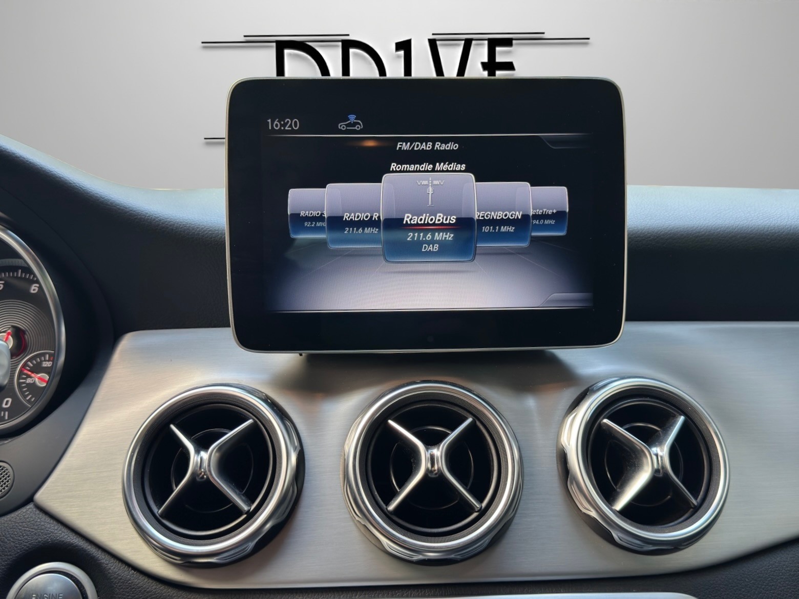 MERCEDES-BENZ GLA 200 AMG Line 7G-DCT-image-15