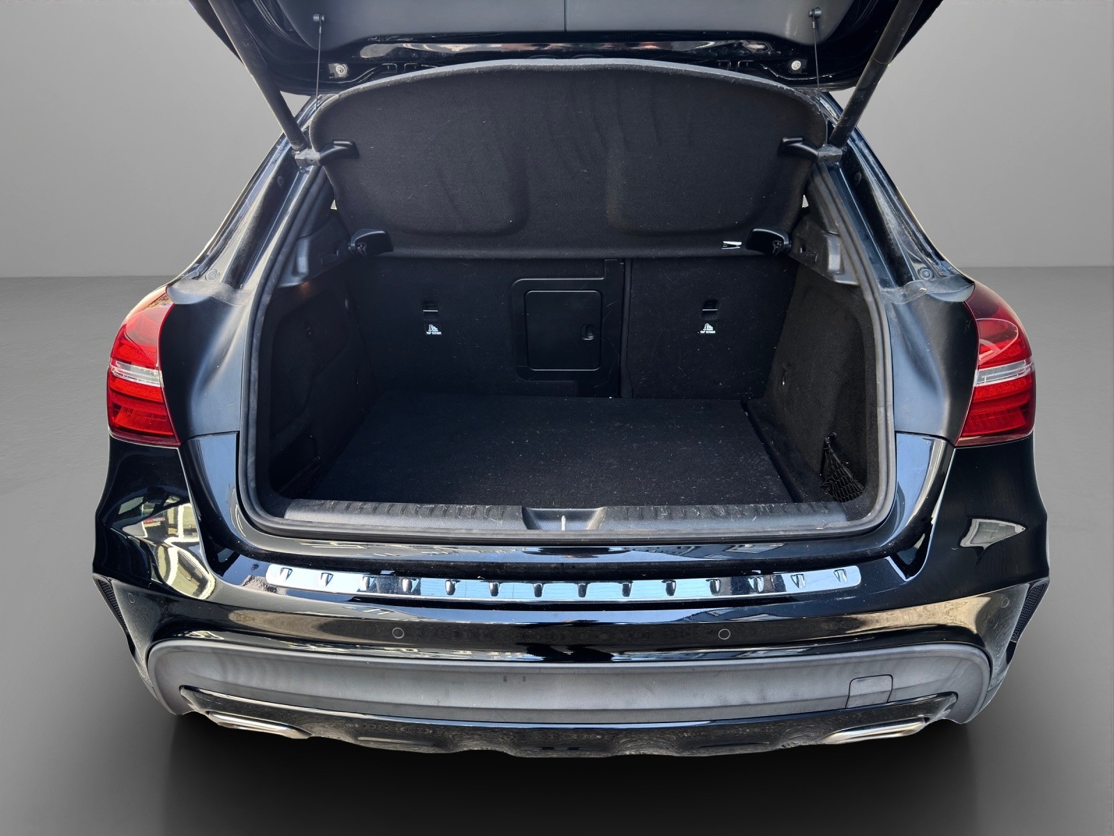 MERCEDES-BENZ GLA 200 AMG Line 7G-DCT-image-11