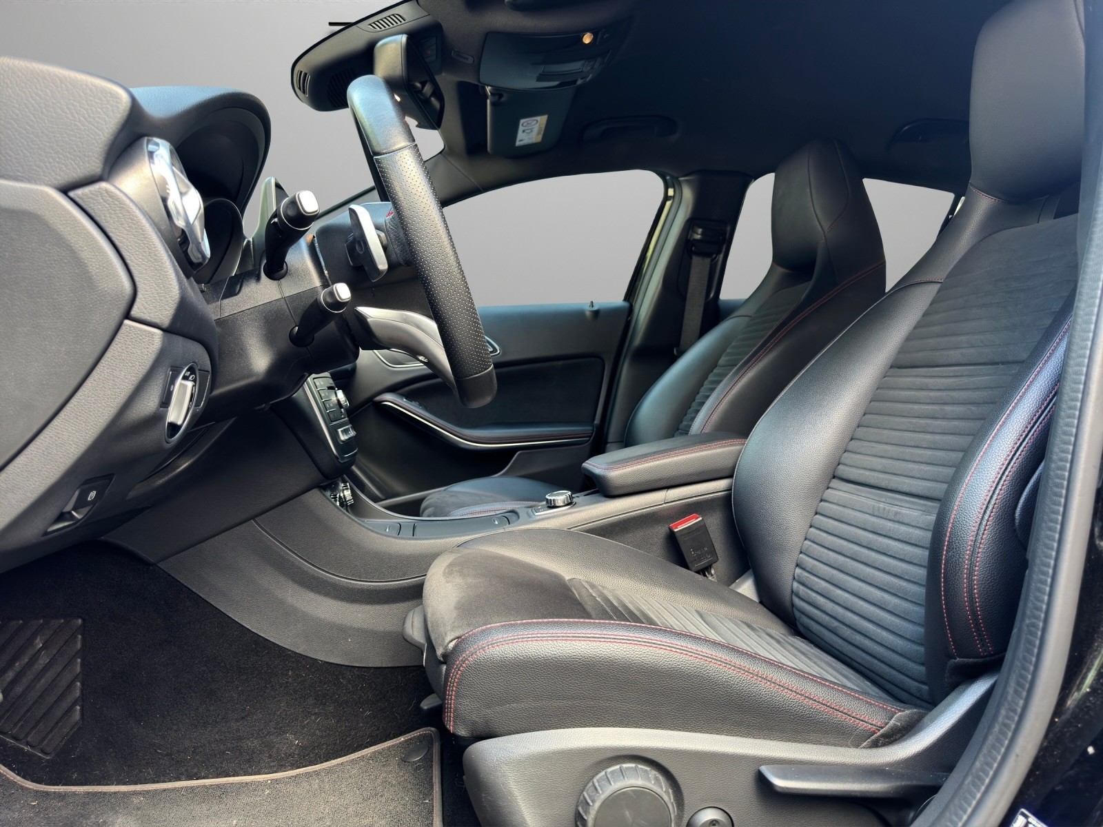 MERCEDES-BENZ GLA 200 AMG Line 7G-DCT-image-7