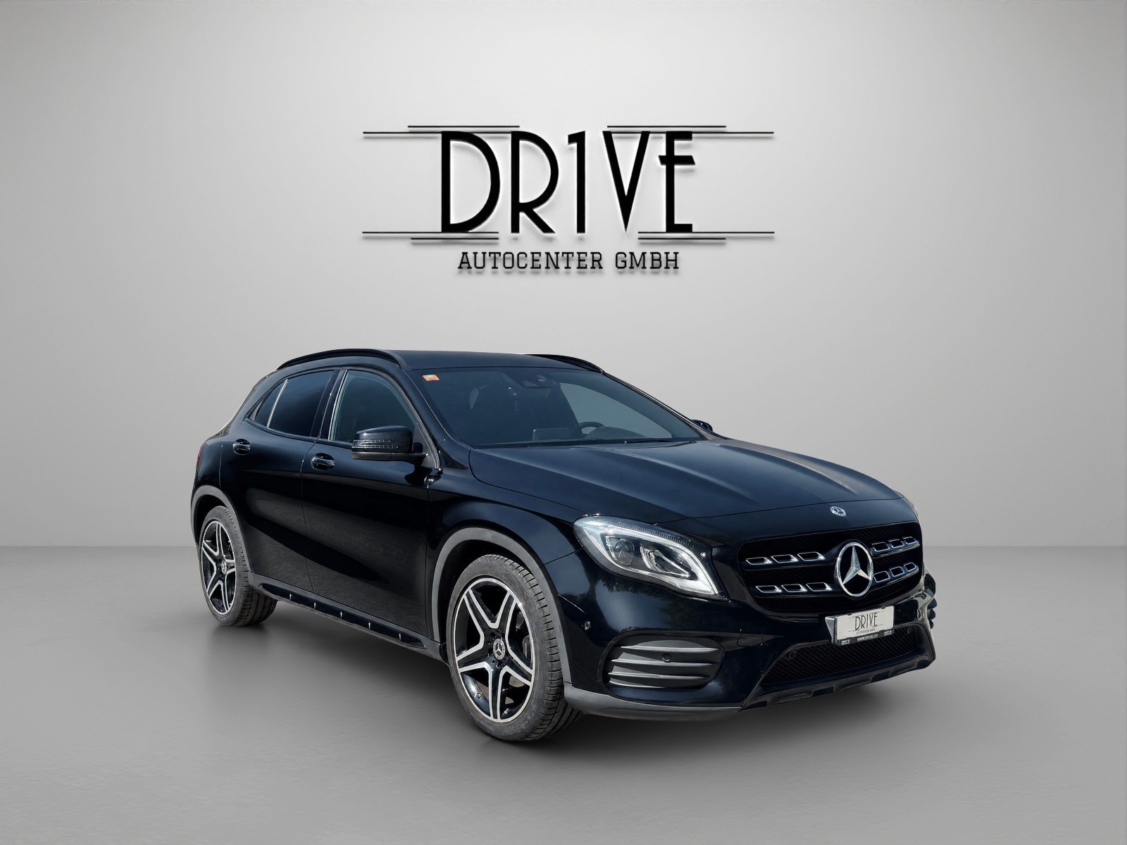 MERCEDES-BENZ GLA 200 AMG Line 7G-DCT-image-2