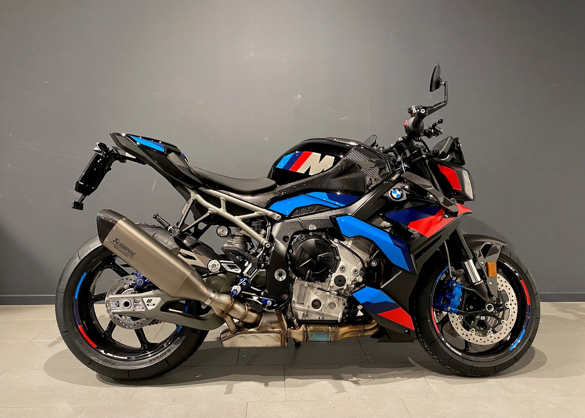 BMW M 1000 R-showroom-element-1