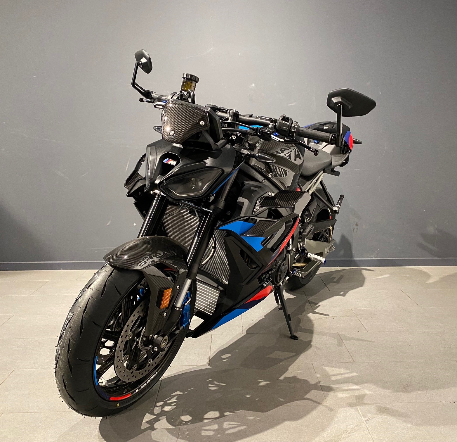 BMW M 1000 R-showroom-element-3