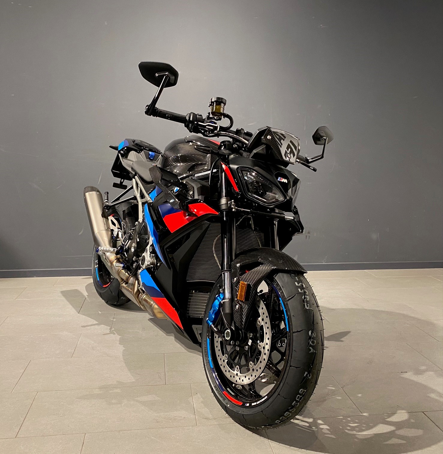 BMW M 1000 R-showroom-element-2