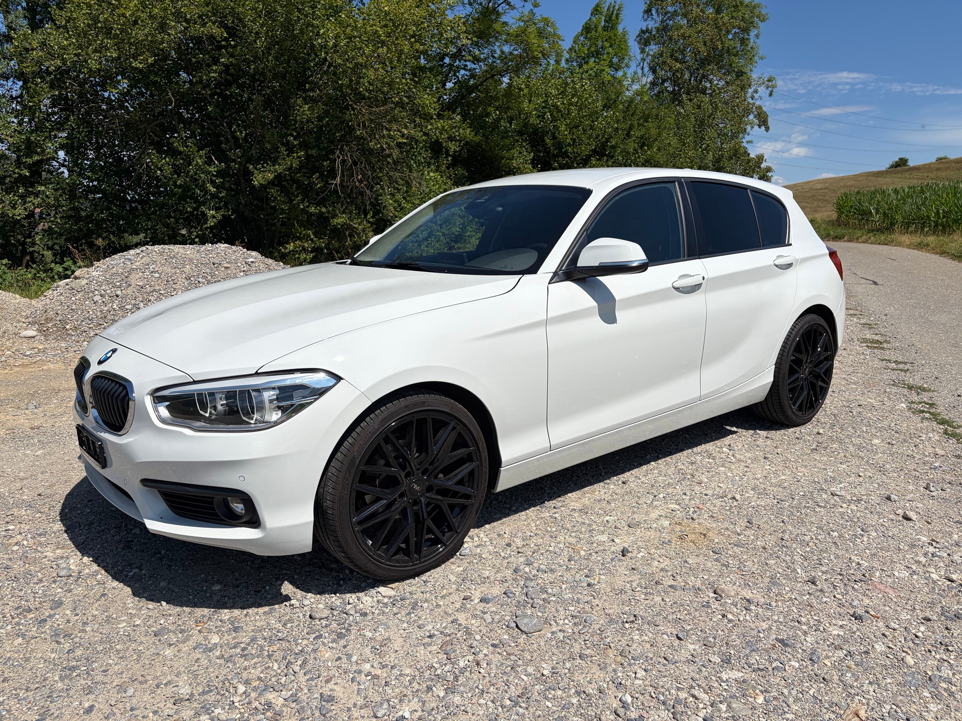 BMW 118i-image-0