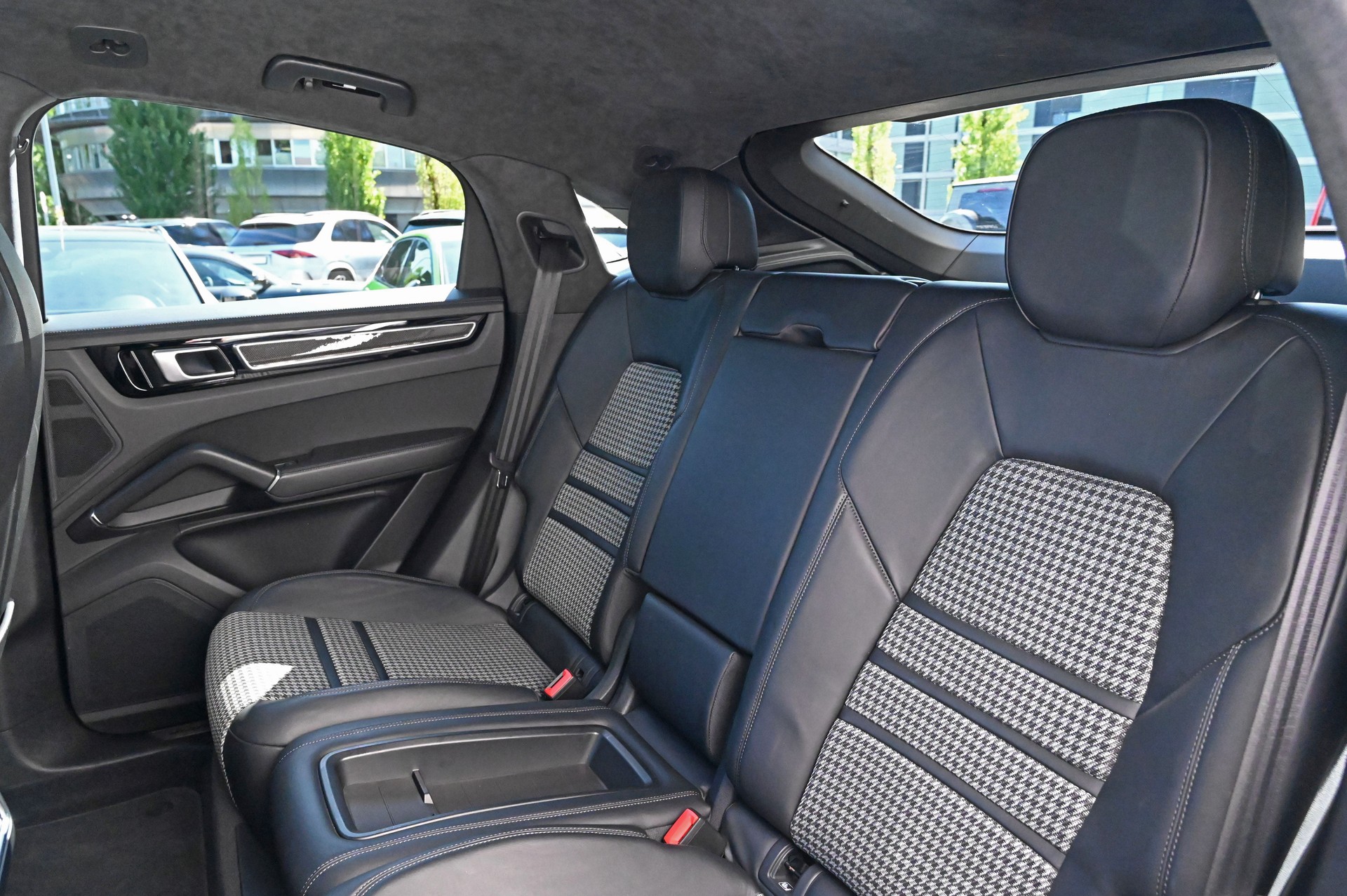 PORSCHE Cayenne GTS Coupé **Cashmere Beige**-image-19