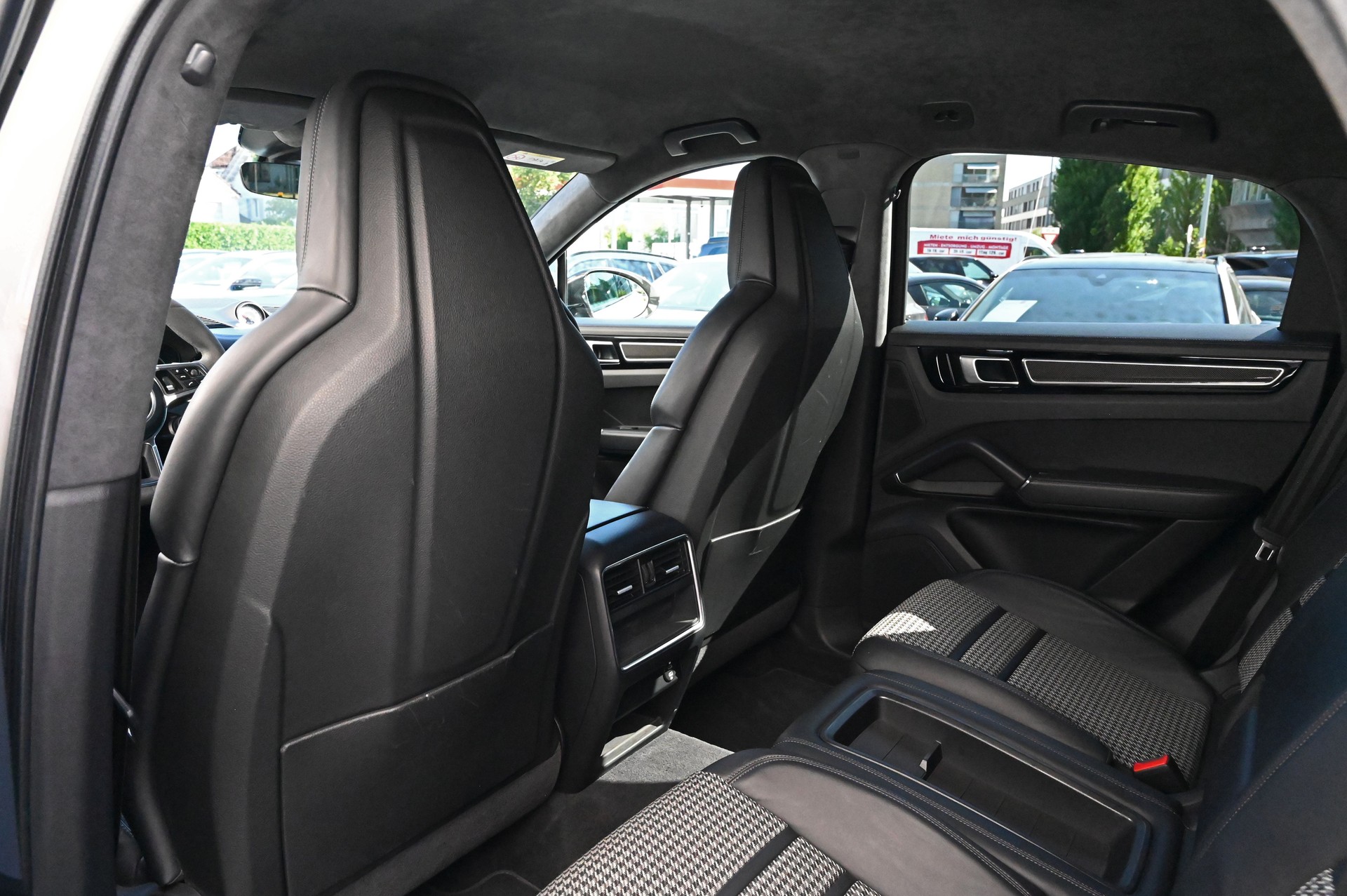 PORSCHE Cayenne GTS Coupé **Cashmere Beige**-image-20