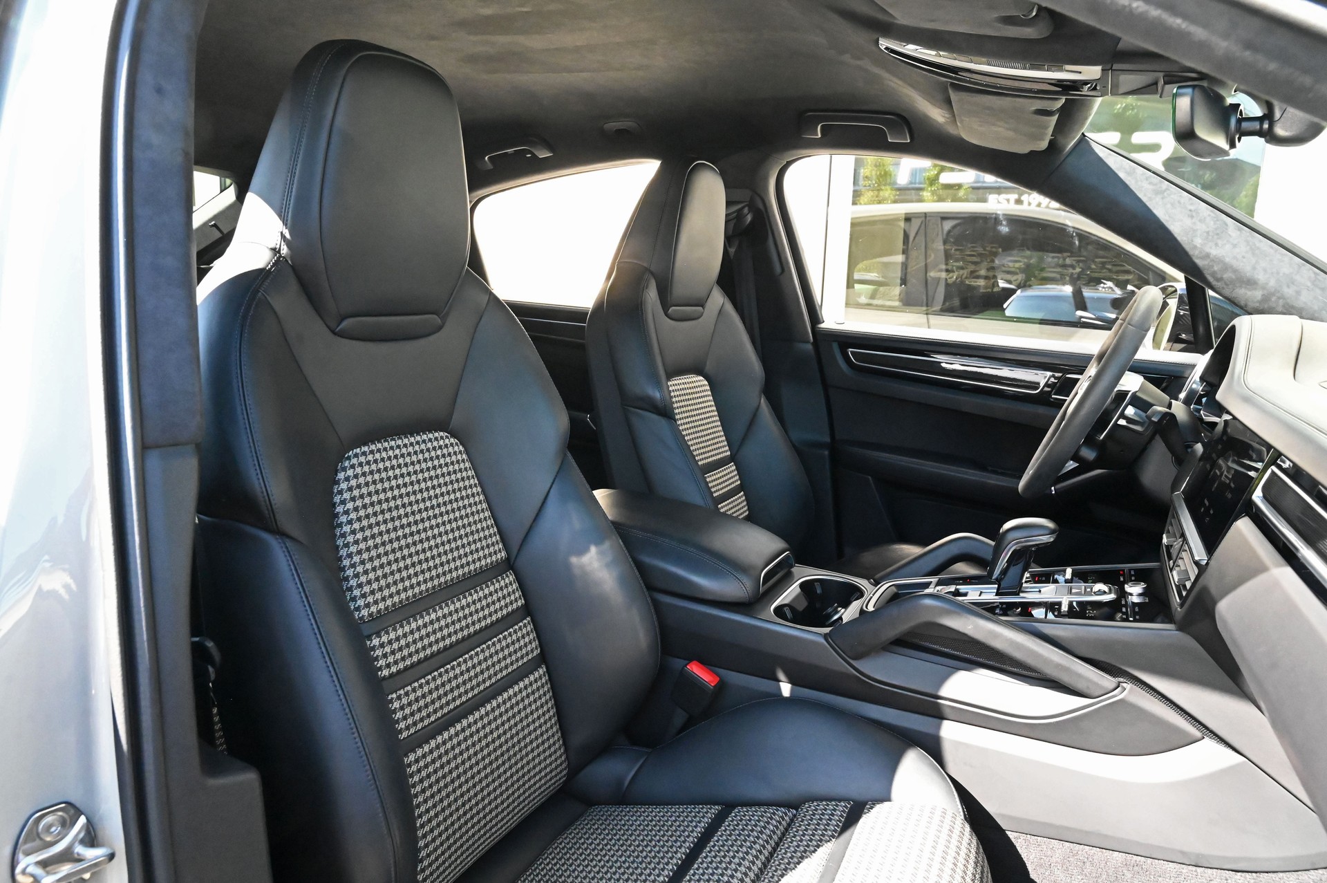 PORSCHE Cayenne GTS Coupé **Cashmere Beige**-image-22