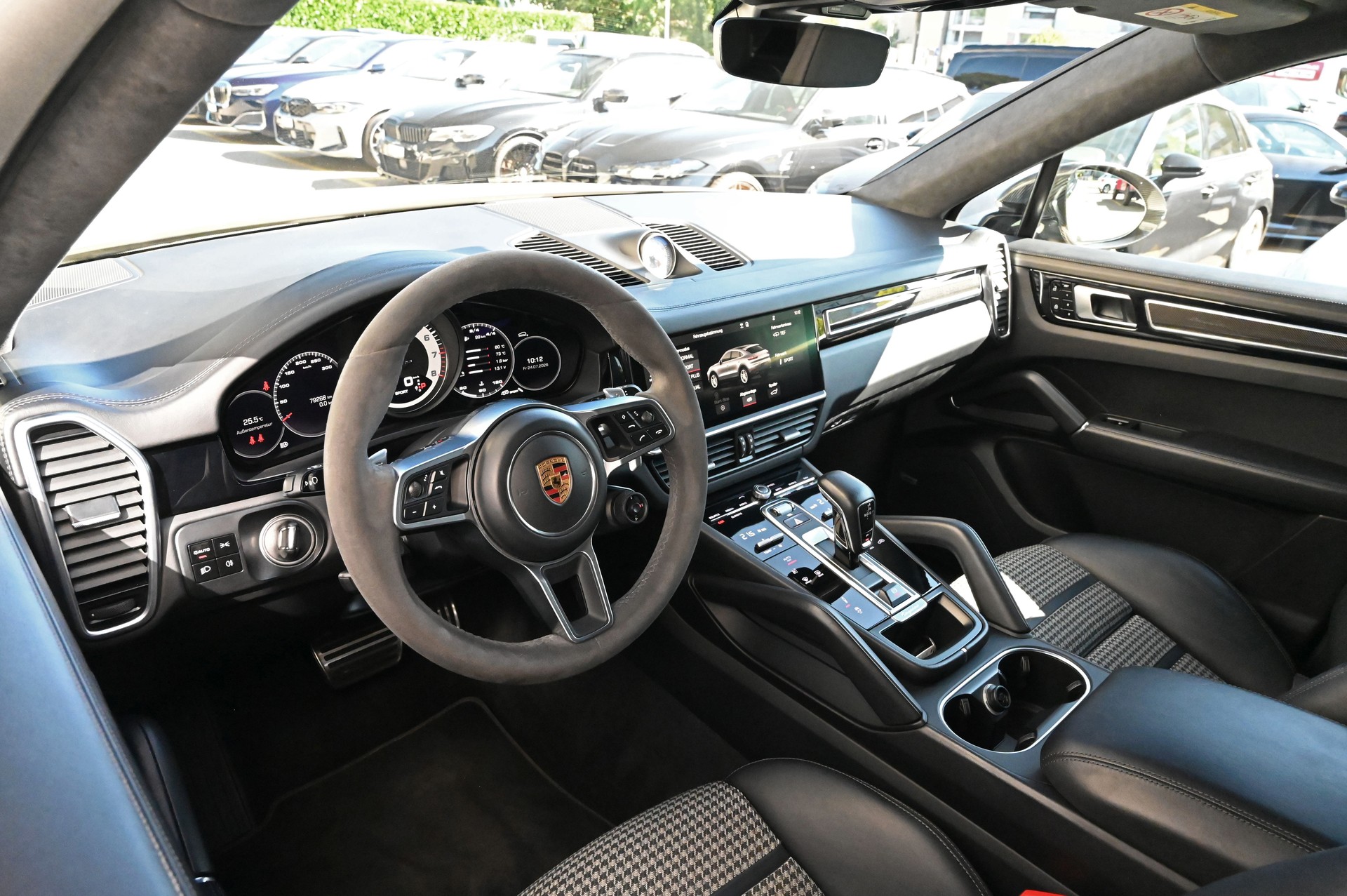 PORSCHE Cayenne GTS Coupé **Cashmere Beige**-image-13
