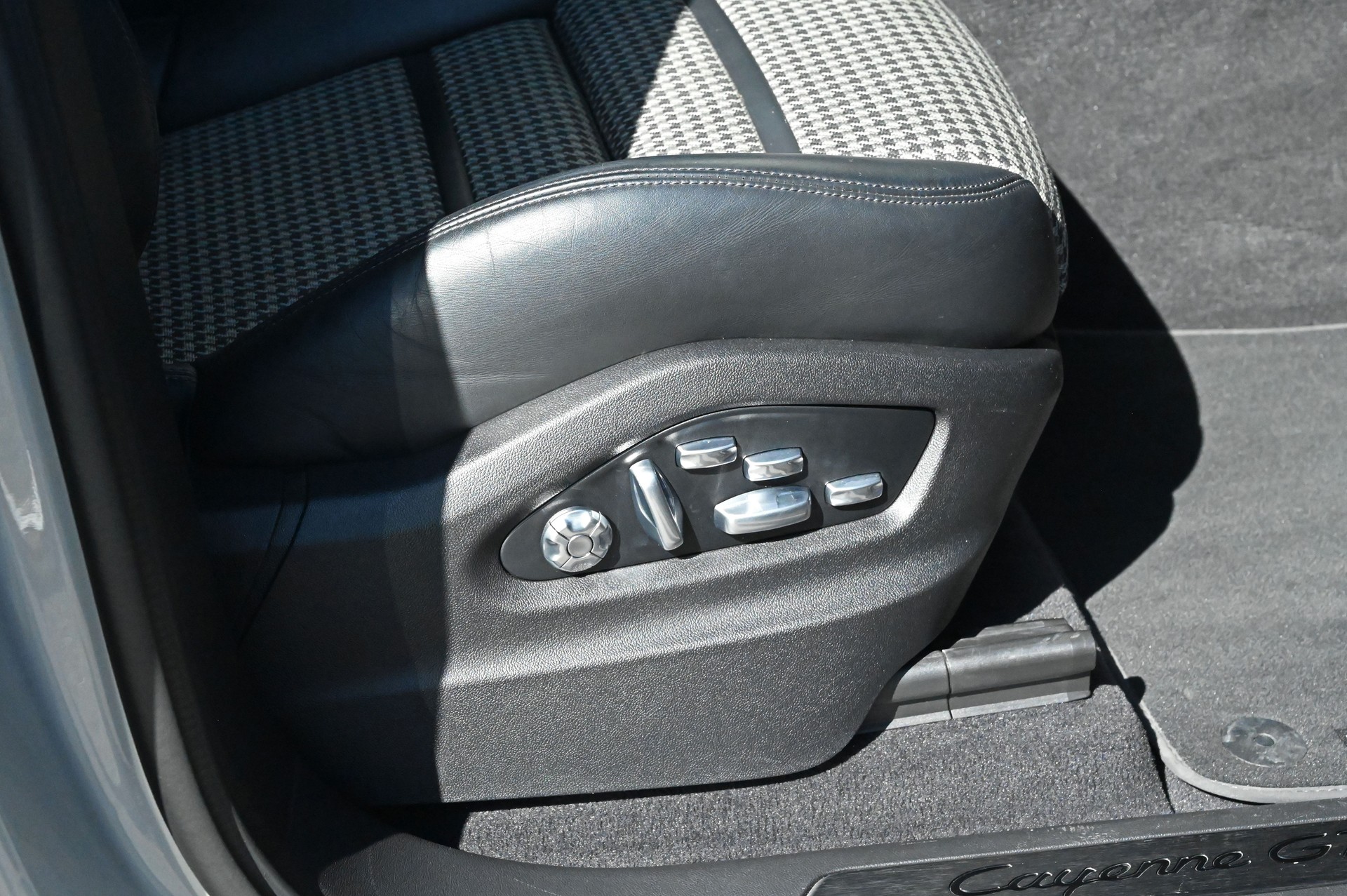 PORSCHE Cayenne GTS Coupé **Cashmere Beige**-image-23