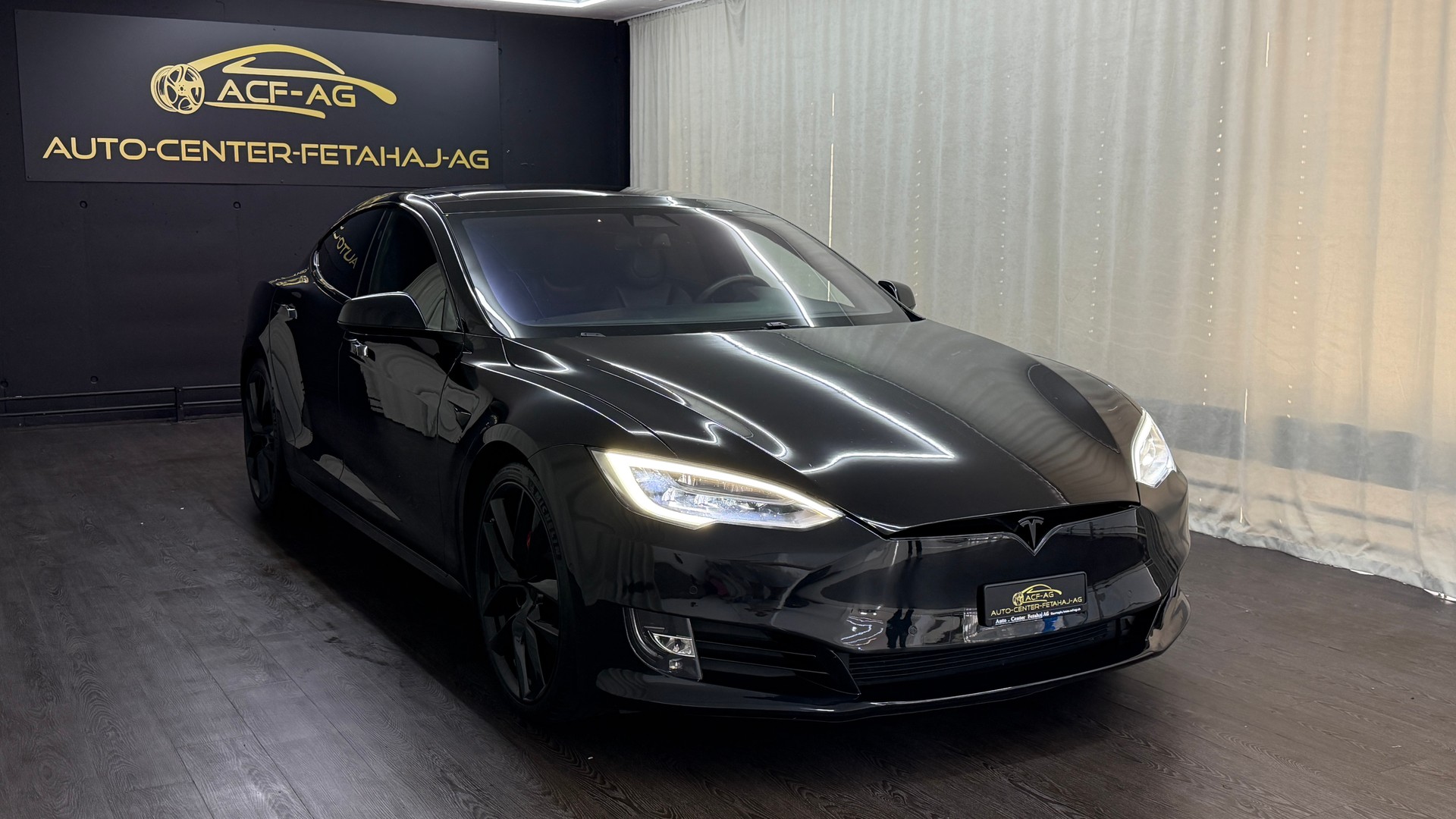 TESLA Model S 100 D Performance-showroom-element-2