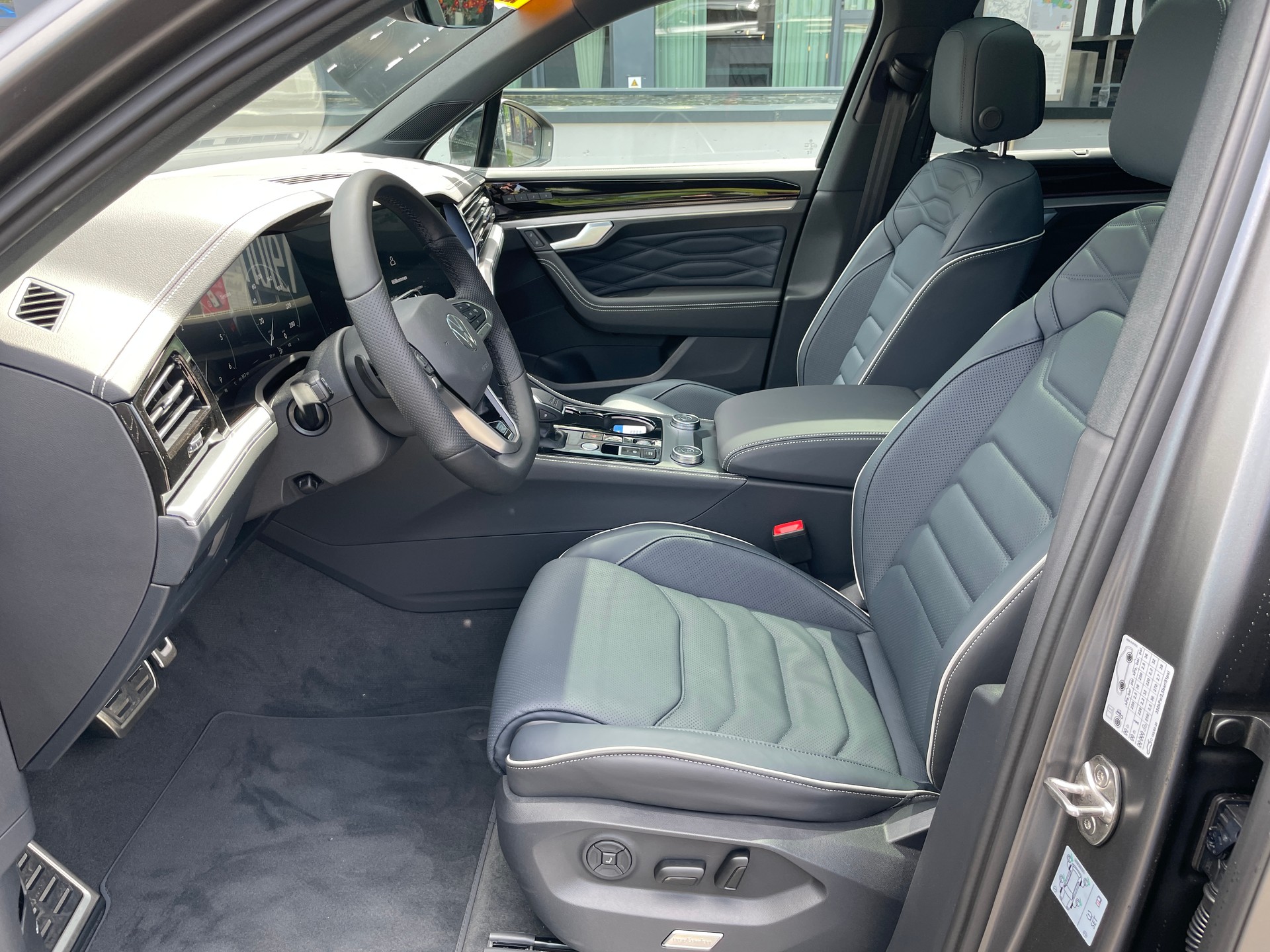 VW Touareg 3.0 TDI R-Line Final Edition Tiptronic-image-16