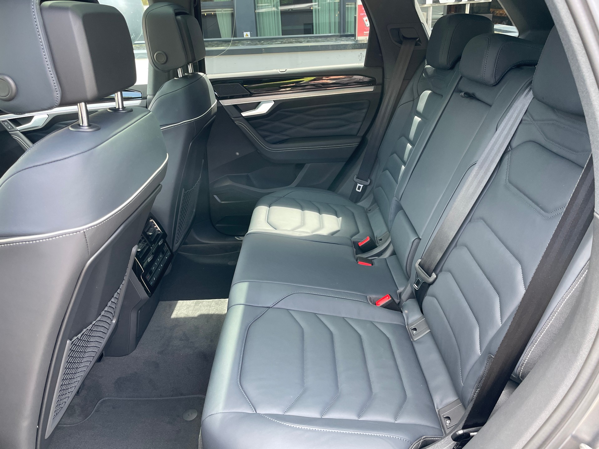 VW Touareg 3.0 TDI R-Line Final Edition Tiptronic-image-20