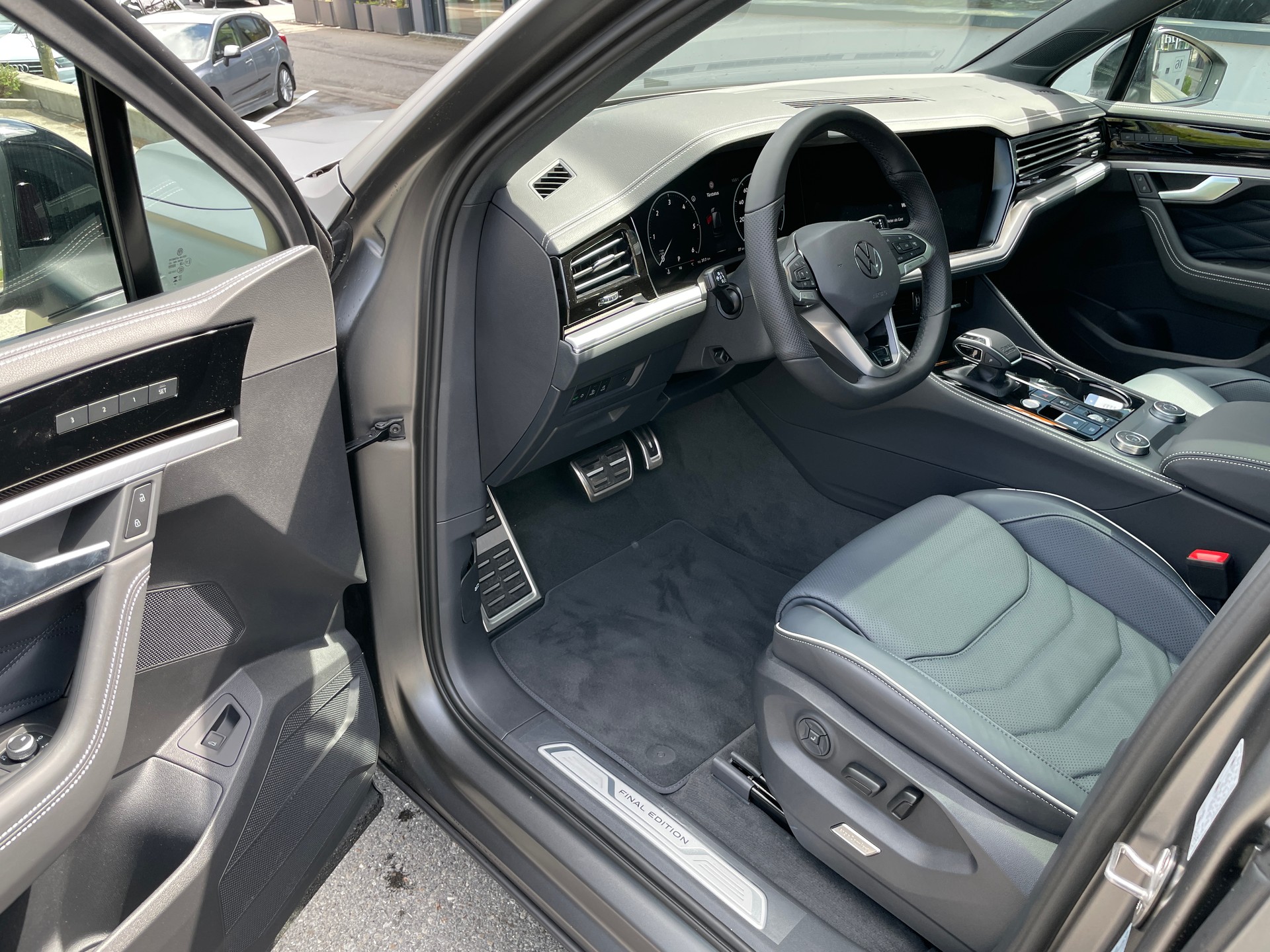 VW Touareg 3.0 TDI R-Line Final Edition Tiptronic-image-14