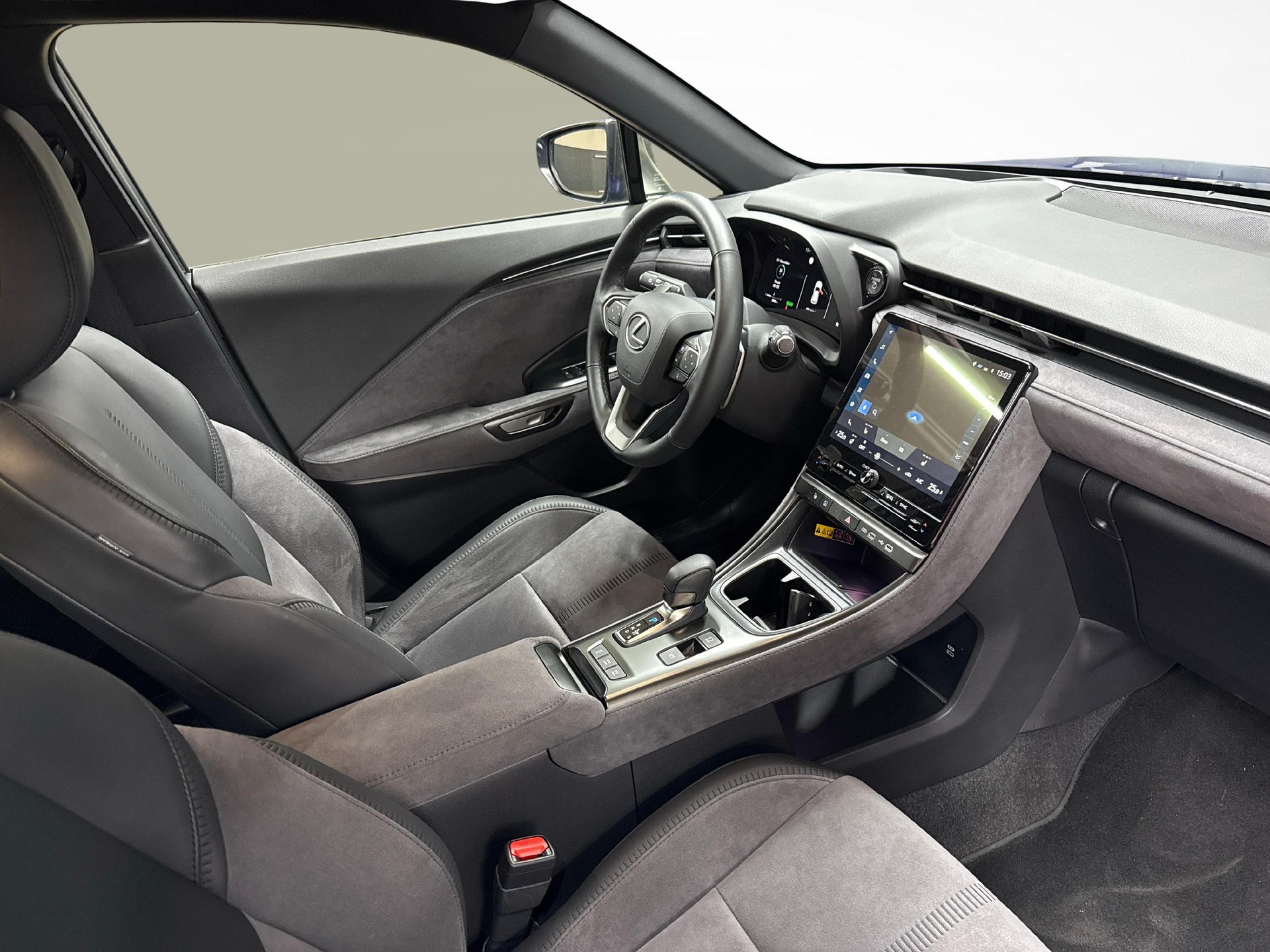 LEXUS LBX 1.5 Hybrid Original Edition AWD-image-9