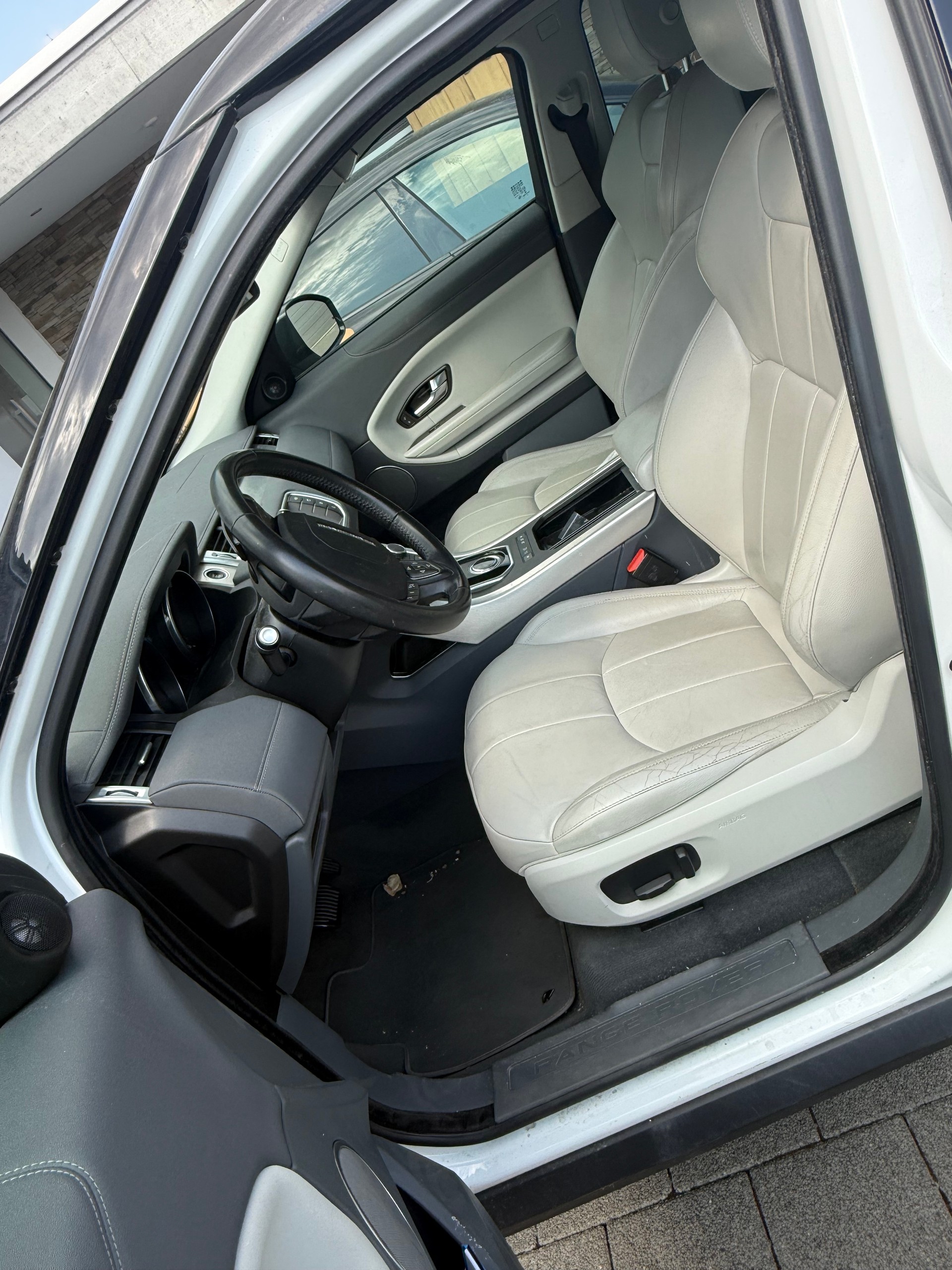 LAND ROVER Evoque-image-4