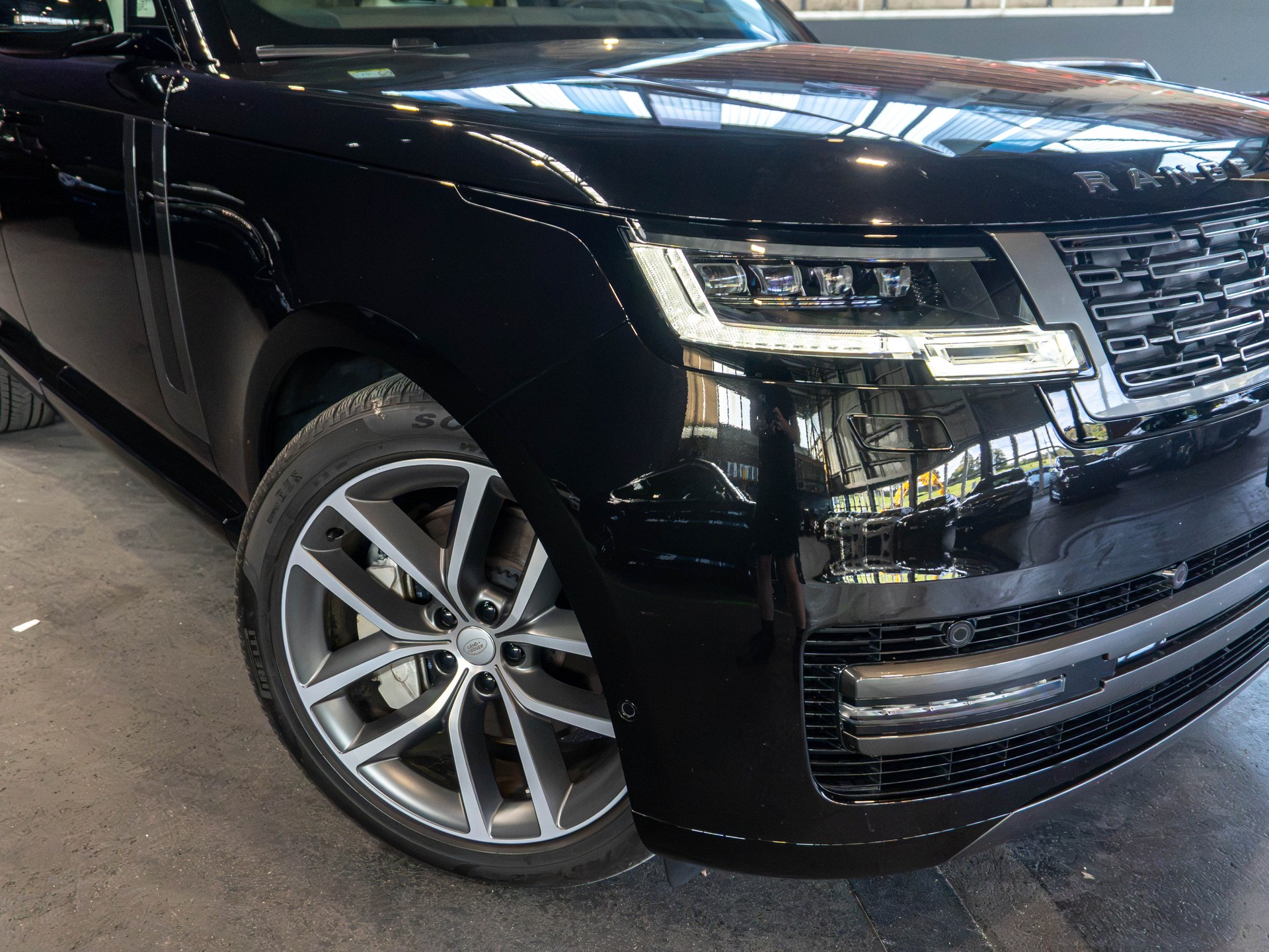 LAND ROVER Range Rover P550e Si6 PHEV HSE Automatic-showroom-element-1