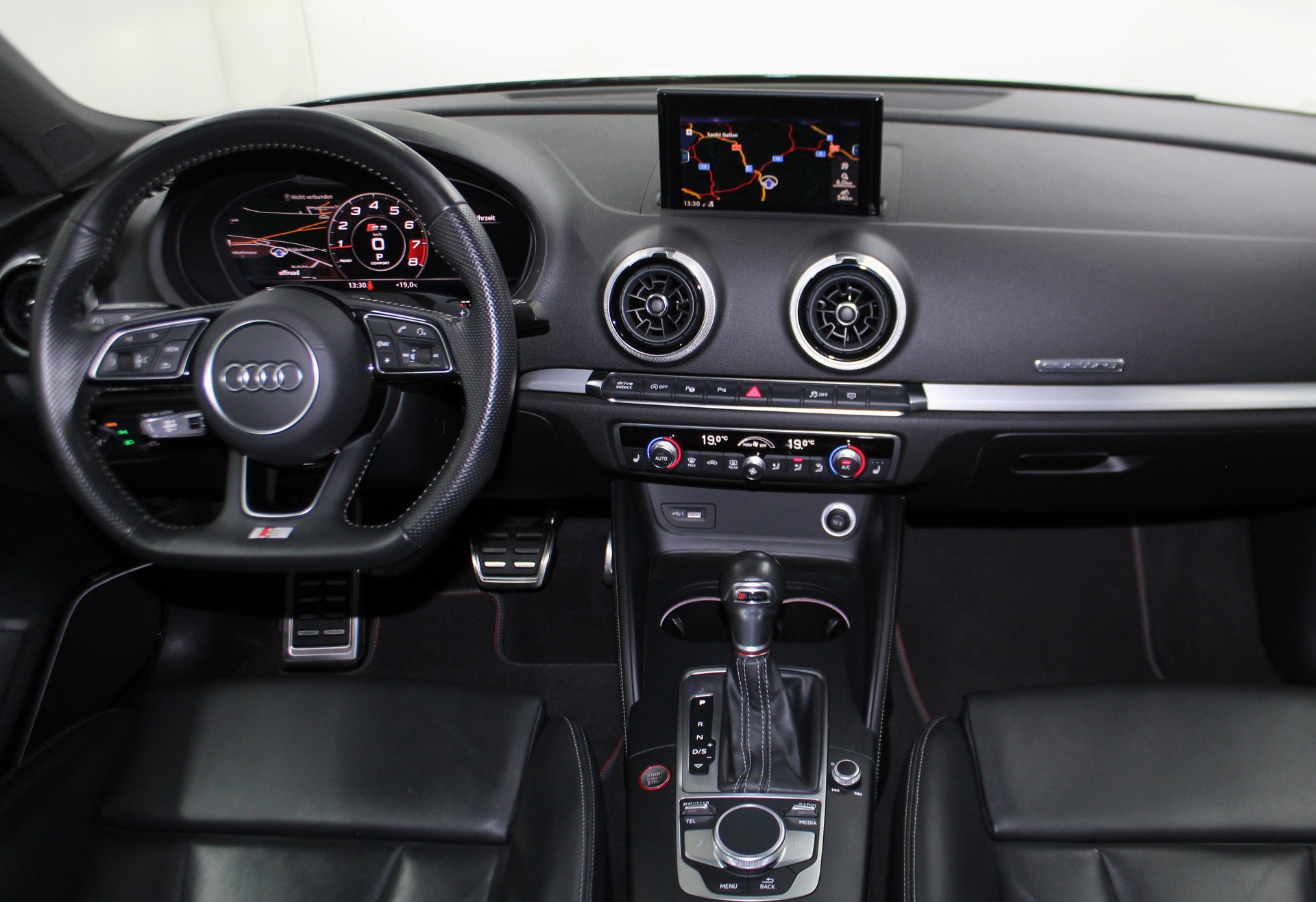 AUDI S3 Sportback 2.0 TFSI quattro S-tronic Optikpaket schwarz / CH-Fahrzeug-image-12
