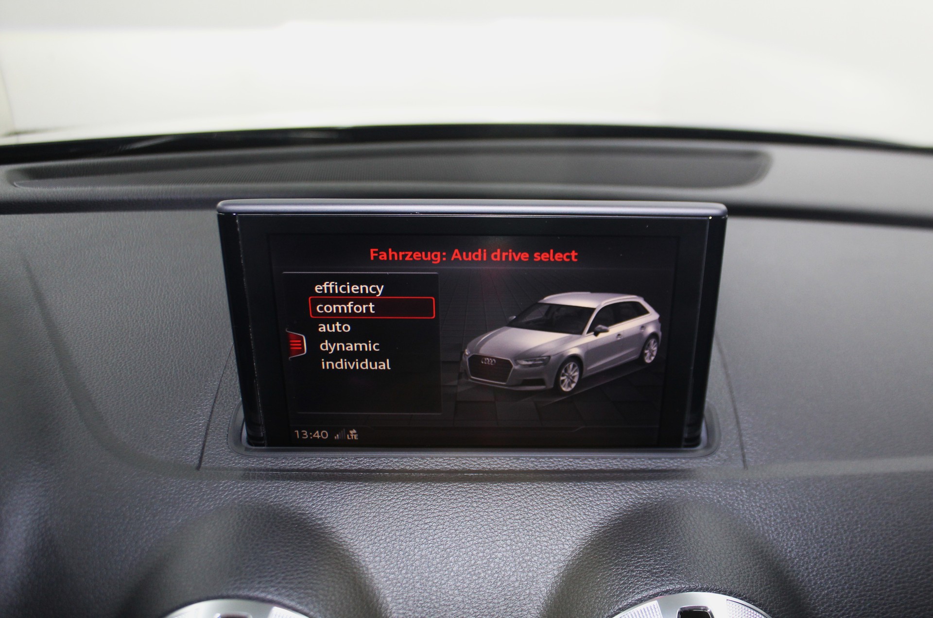 AUDI S3 Sportback 2.0 TFSI quattro S-tronic Optikpaket schwarz / CH-Fahrzeug-image-23